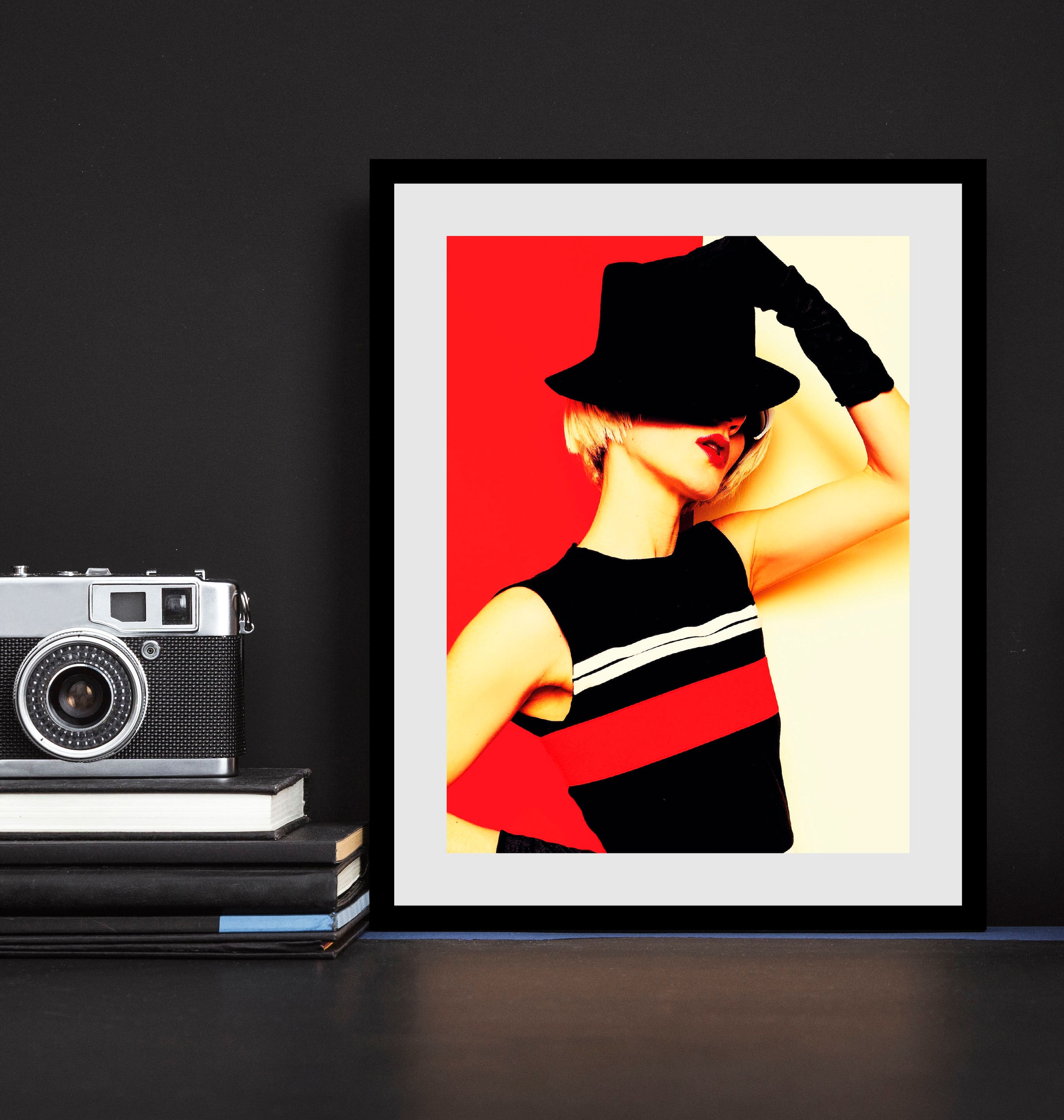 queence Bild "Faceless" Art  Bilder von Frauen  Fashion  Frau  Kunst  Magazincover  Mode 1 Stk. tlg. HD Premium Poster-Druck inkl. Holzrahmen