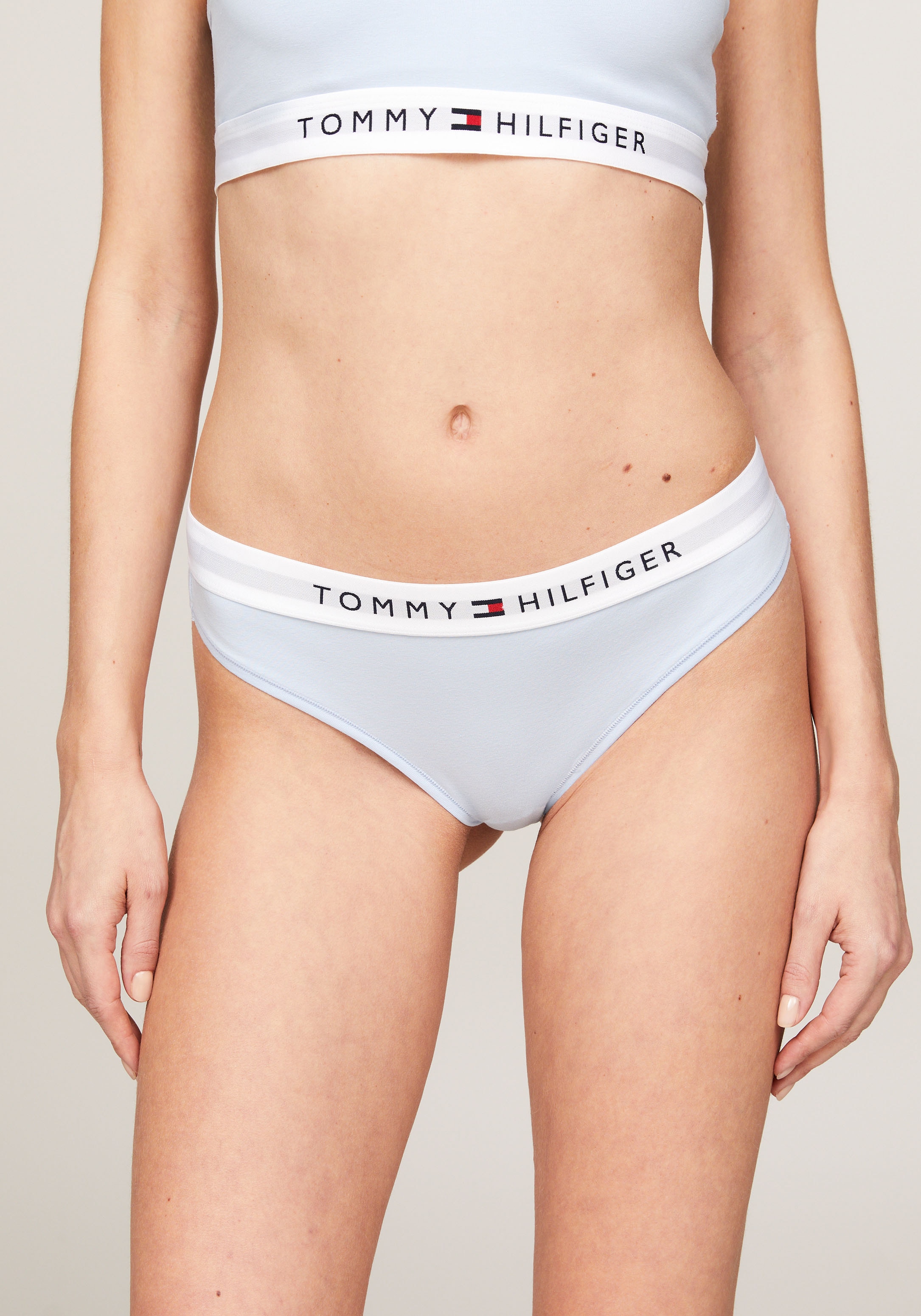 Slip »THONG (EXT SIZES)«, mit Tommy Hilfiger Logobund