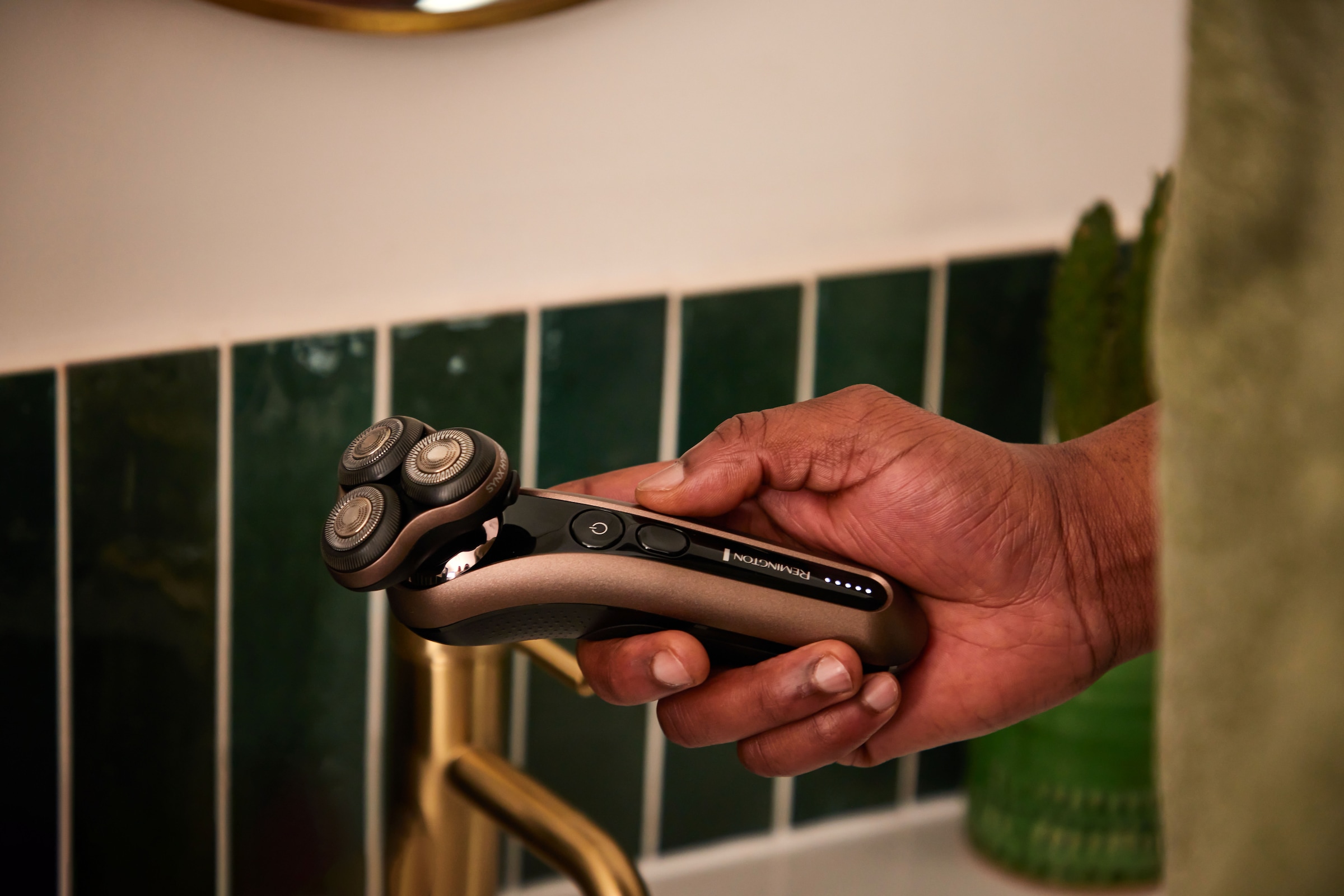 Remington Rasoirs électriques »XR1795« 1 cuis Aufsätze Tondeuse de précision intégrée Nass-& Trockenrasur, 360°PivotBallDrehgelenk, SynXSchneidsystem