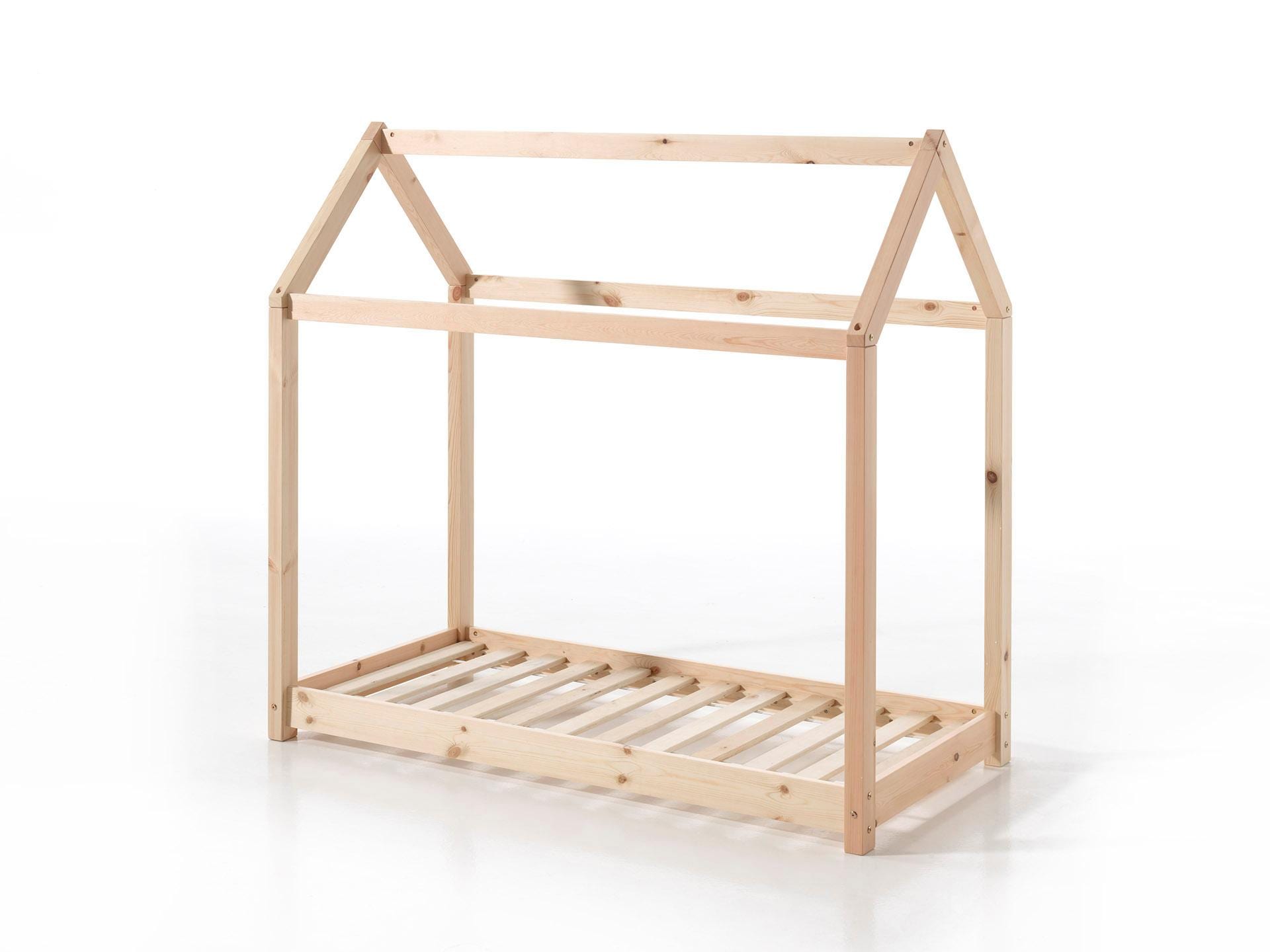Vipack Kinderbett »Cabane, Kiefer massiv, Made in Europe, inklusive Rolllattenrost«, (wahlweise in 2 Farben und 2 Grössen erhältlich), Bodenfreiheit ca. 2,5 cm zur besseren Belüftung, stabil gebaut