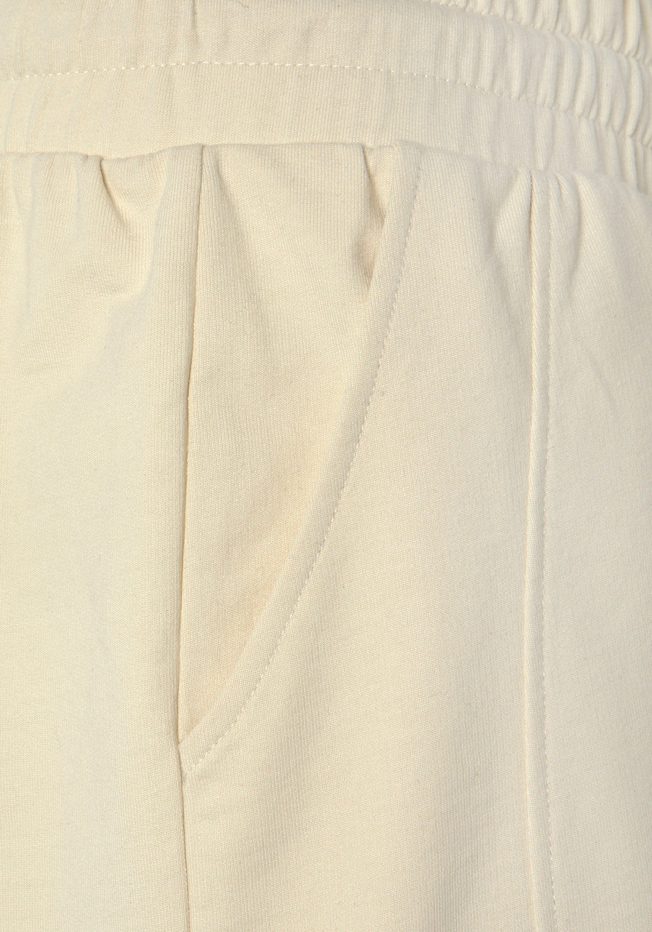 FCUK Sweatshorts, mit Längsteilungsnaht und Logoschriftzug, Loungewear