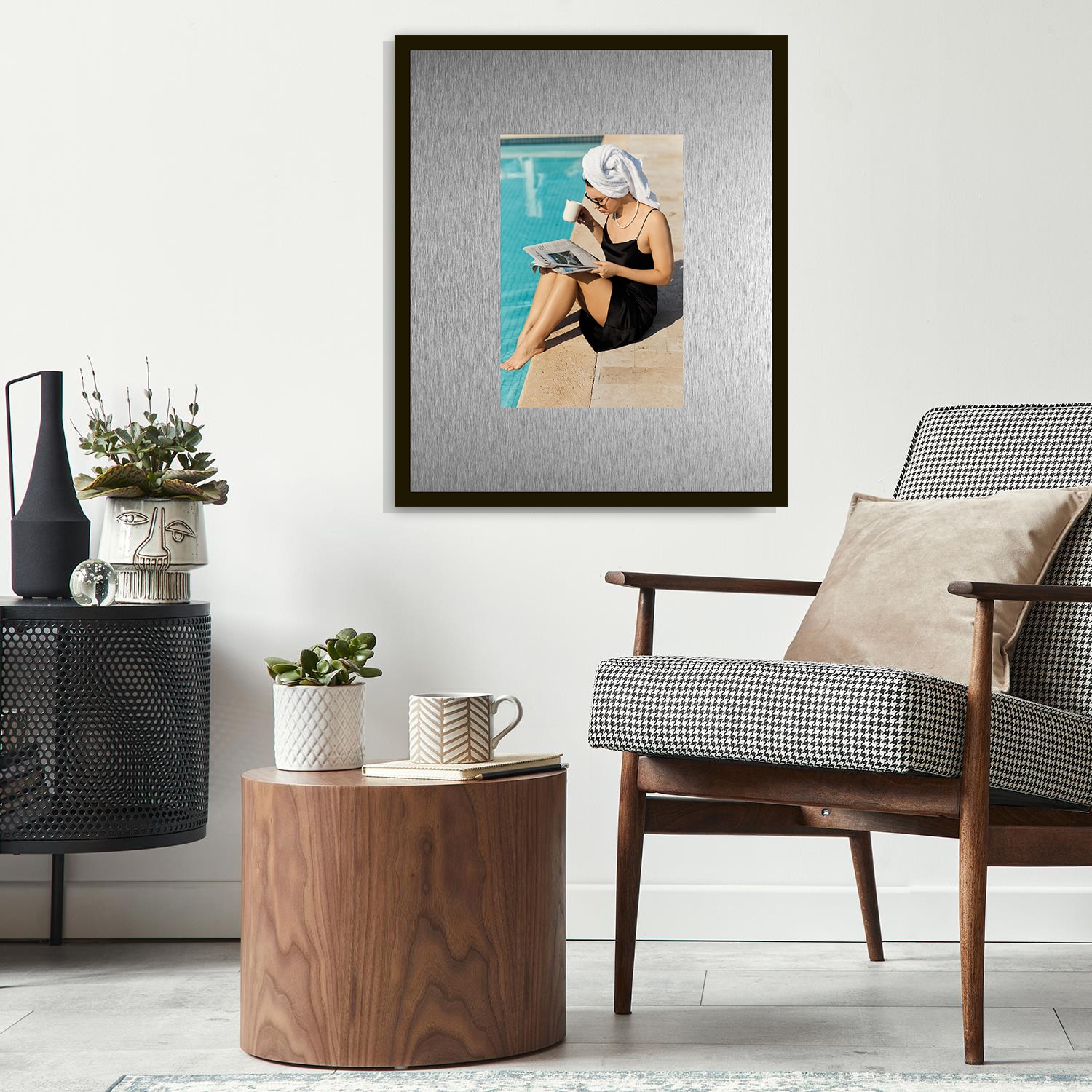queence Bild »Trend Wandbild, Wandkunst, Kunstdruck "Frau am Pool"« Fashion | Frau | Wasser 1 Stk. tlg. inkl. Passepartout aus hochwertigem Aluminium und schwarzem Rahmen