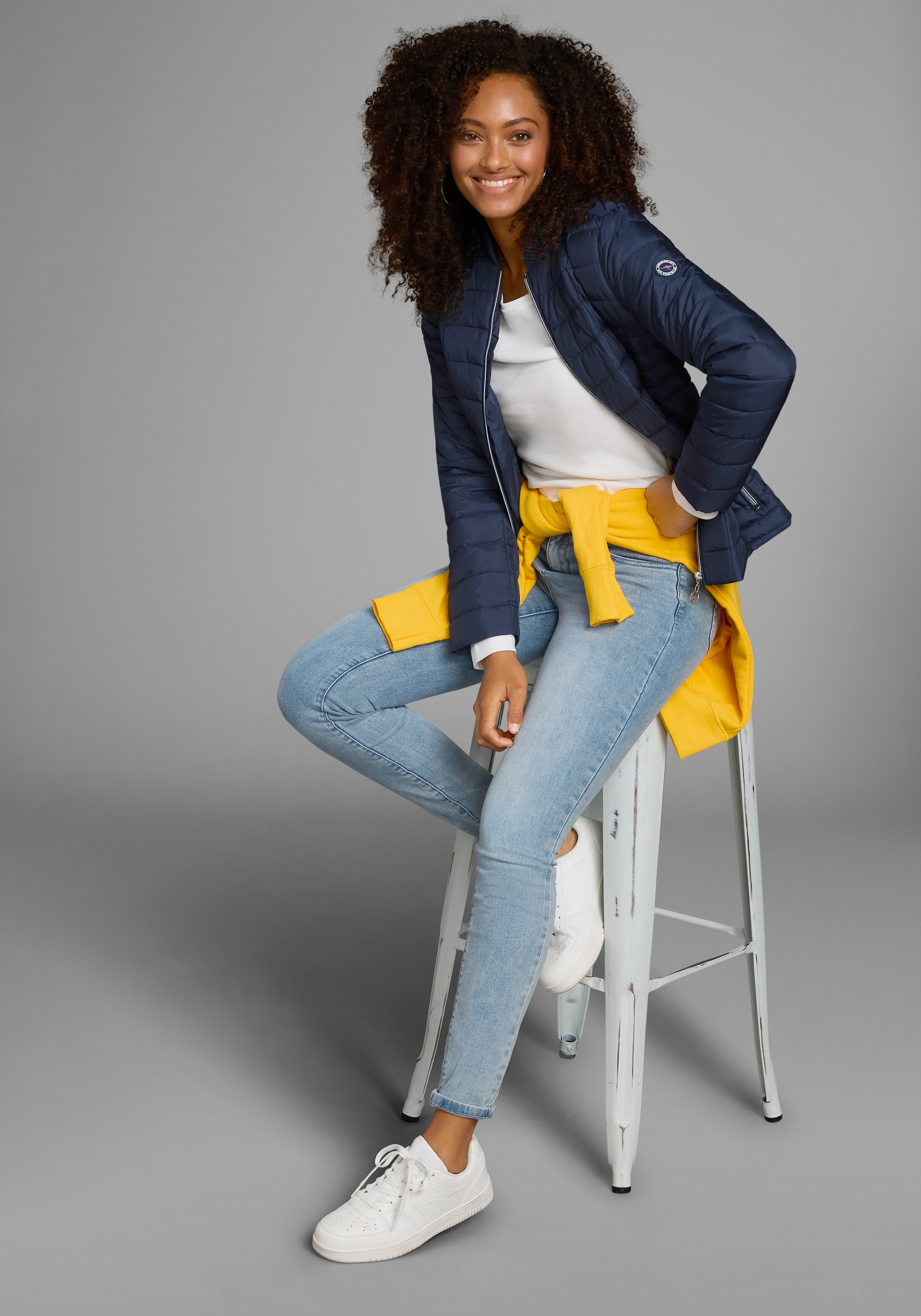 KangaROOS Steppjacke figurbetonter Schnitt,  hüftlange Passform