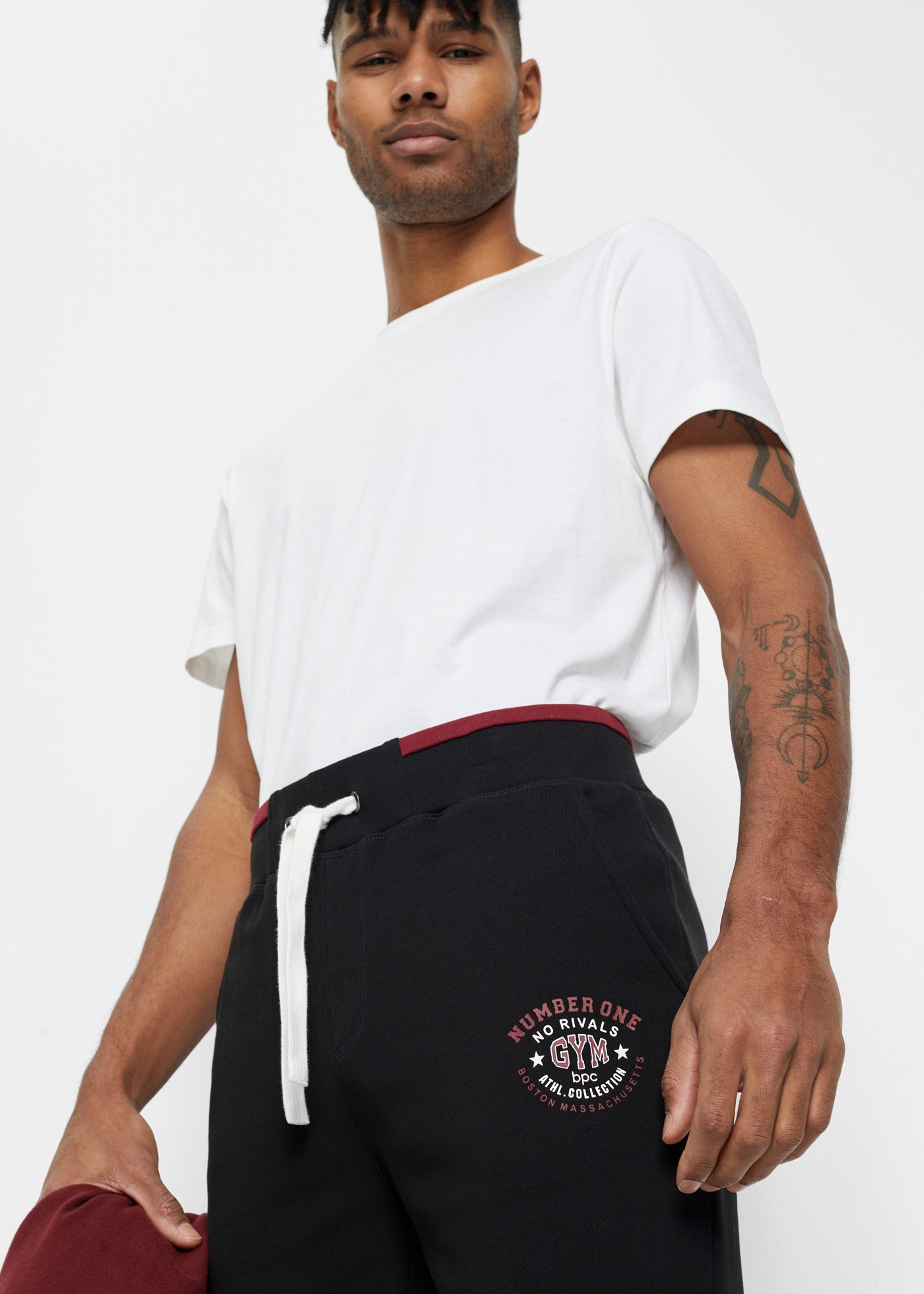 bonprix Pantalon de jogging  mit elastischem Bund, mit Kordelzug, regular fit, mit Gesässtasche