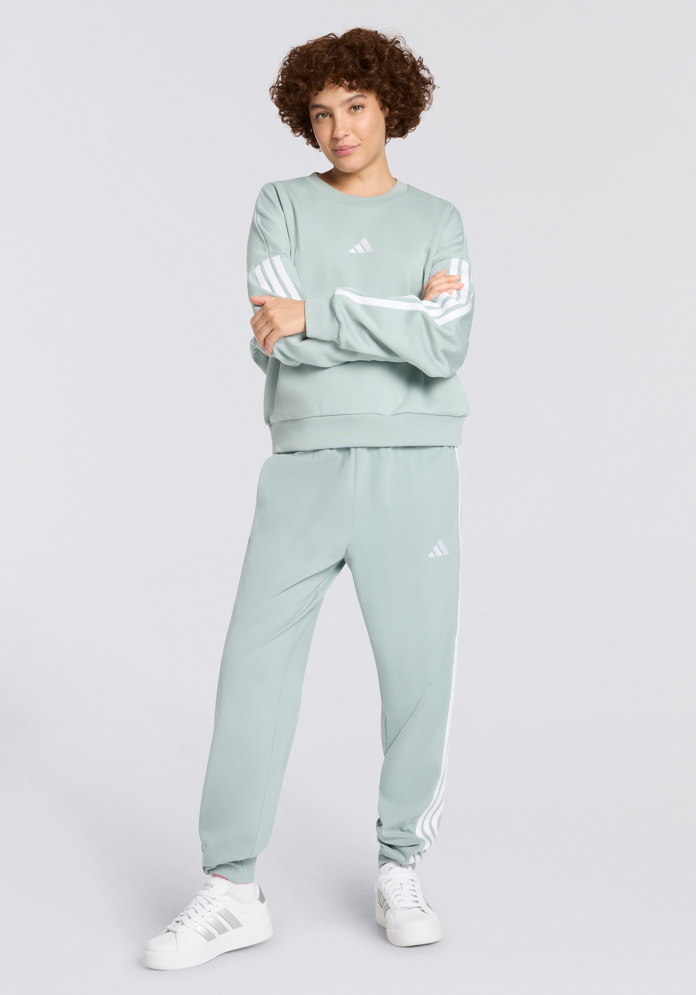 adidas Sportswear Pantalon de sport »ESSENTIALS 3-STREIFEN«  Lässig geschnitten, hoher Bund, schmal zulaufende Beinform