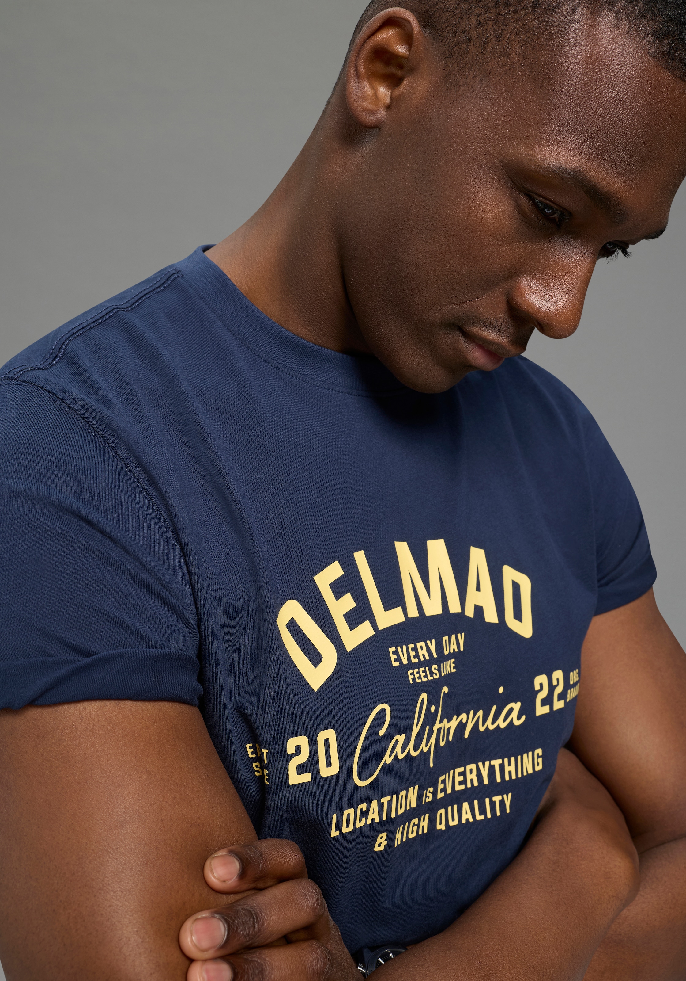Image of DELMAO Rundhalsshirt "Neue Kollektion" normale Passform, kurzarm, bedruckt, mit Rundhalsausschnitt