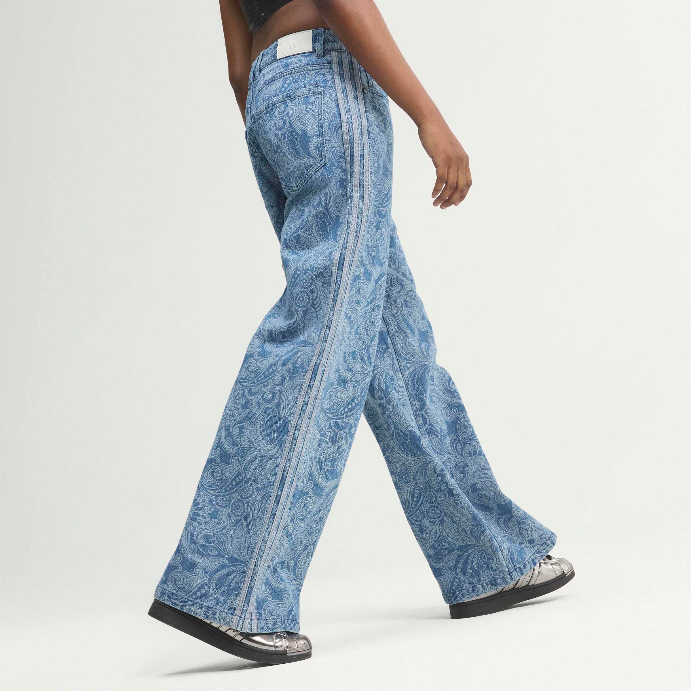 adidas Originals Pantalon de sport »ADIDAS LIBERTY LONDON FIREBIRD MID RISE, GERADES BEIN«  partie d'une collaboration exclusive avec Liberty London, en coton