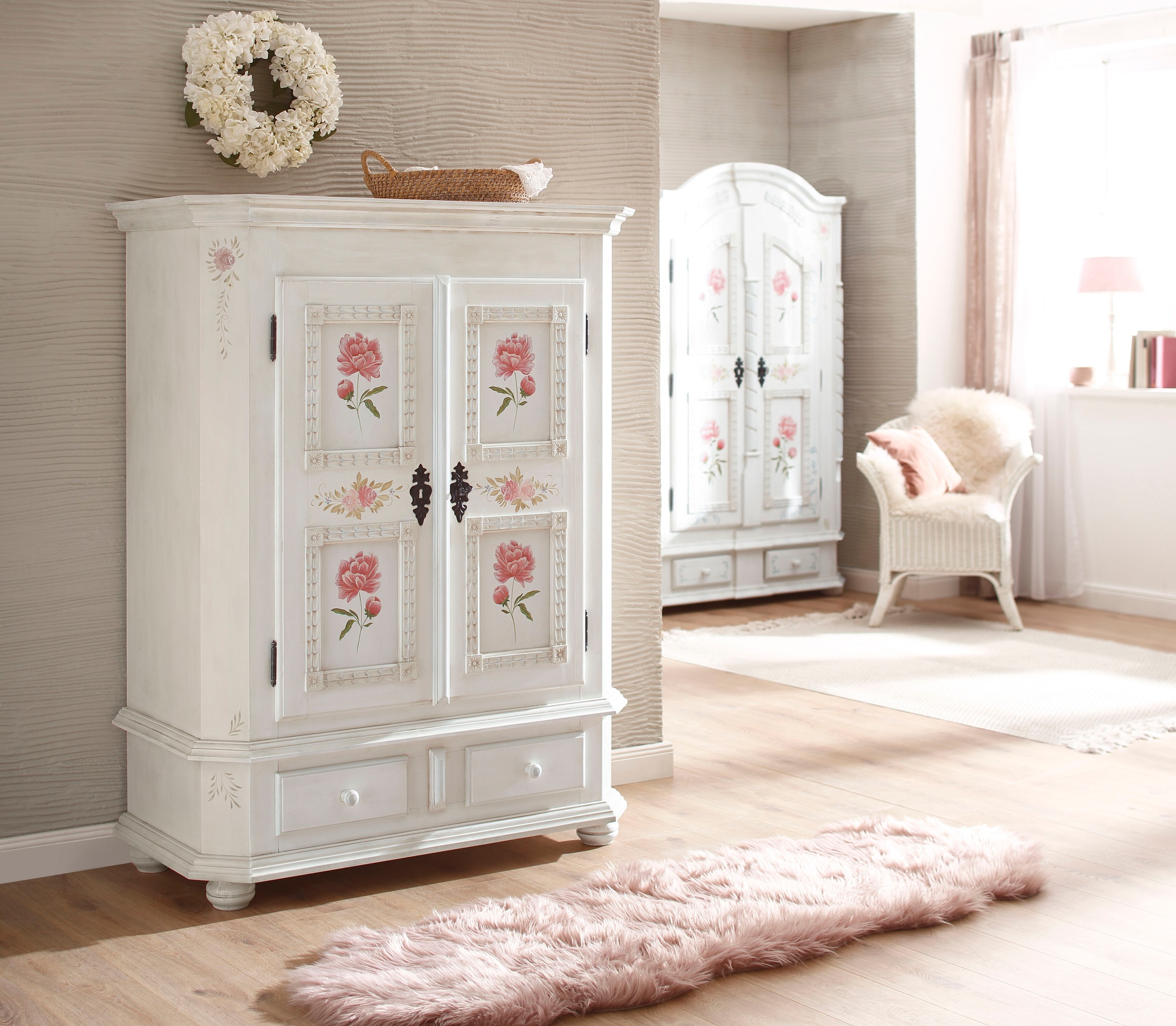 Image of Premium collection by Home affaire Highboard »Taunus«, aus massivem Fichtenholz, mit schönem Blumenmuster auf den Türfronten, Breite 116 cm bei Ackermann Versand Schweiz