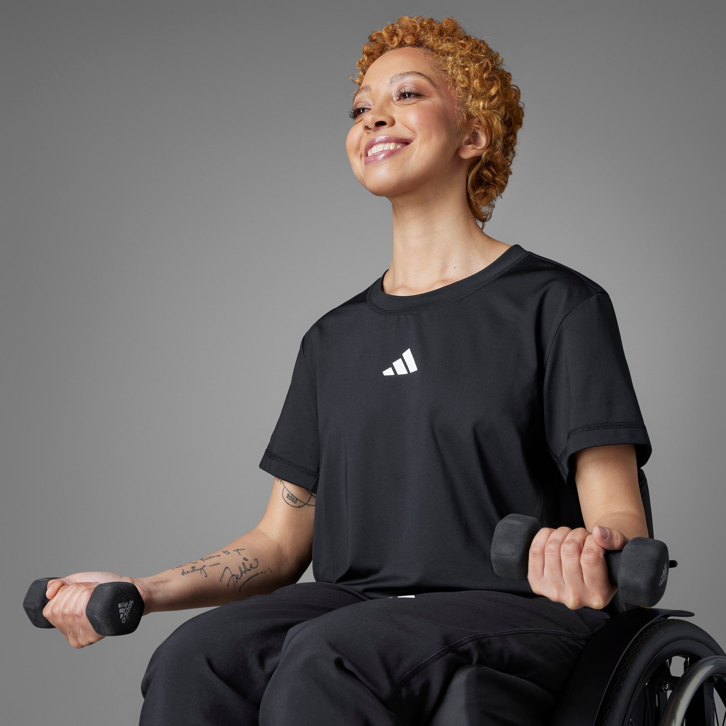 Image of adidas Performance T-Shirt "TRAINING WORKOUT – ADAPTIV" Trainingsshirt speziell für Rollstuhlsportler innen designt