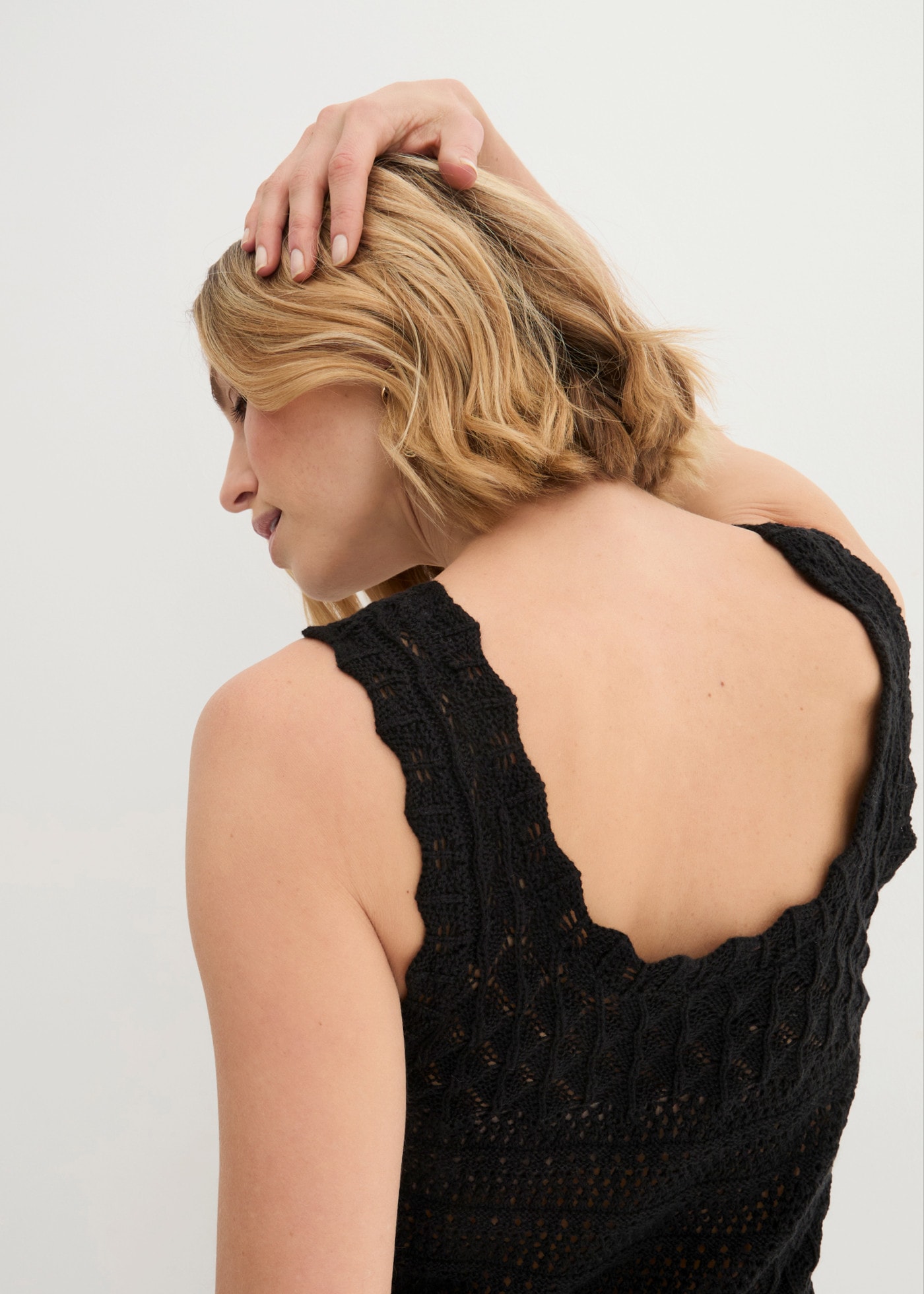 bonprix Top en tricot aus Baumwollmix, figurumspielende Passform, ärmellos, ohne Kragen