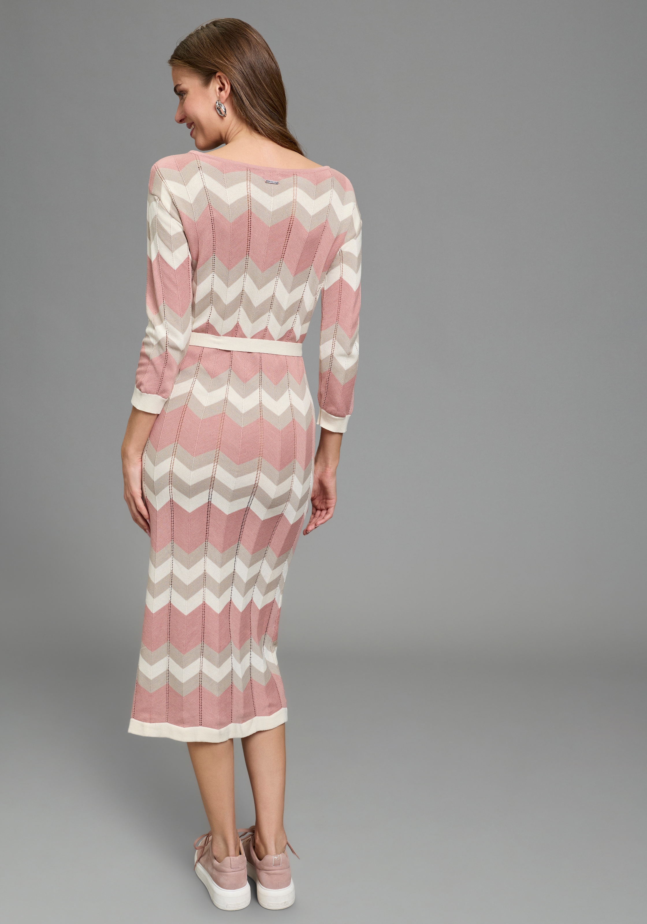 Laura Scott Robe en tricot mit modernem Zickzack-Muster