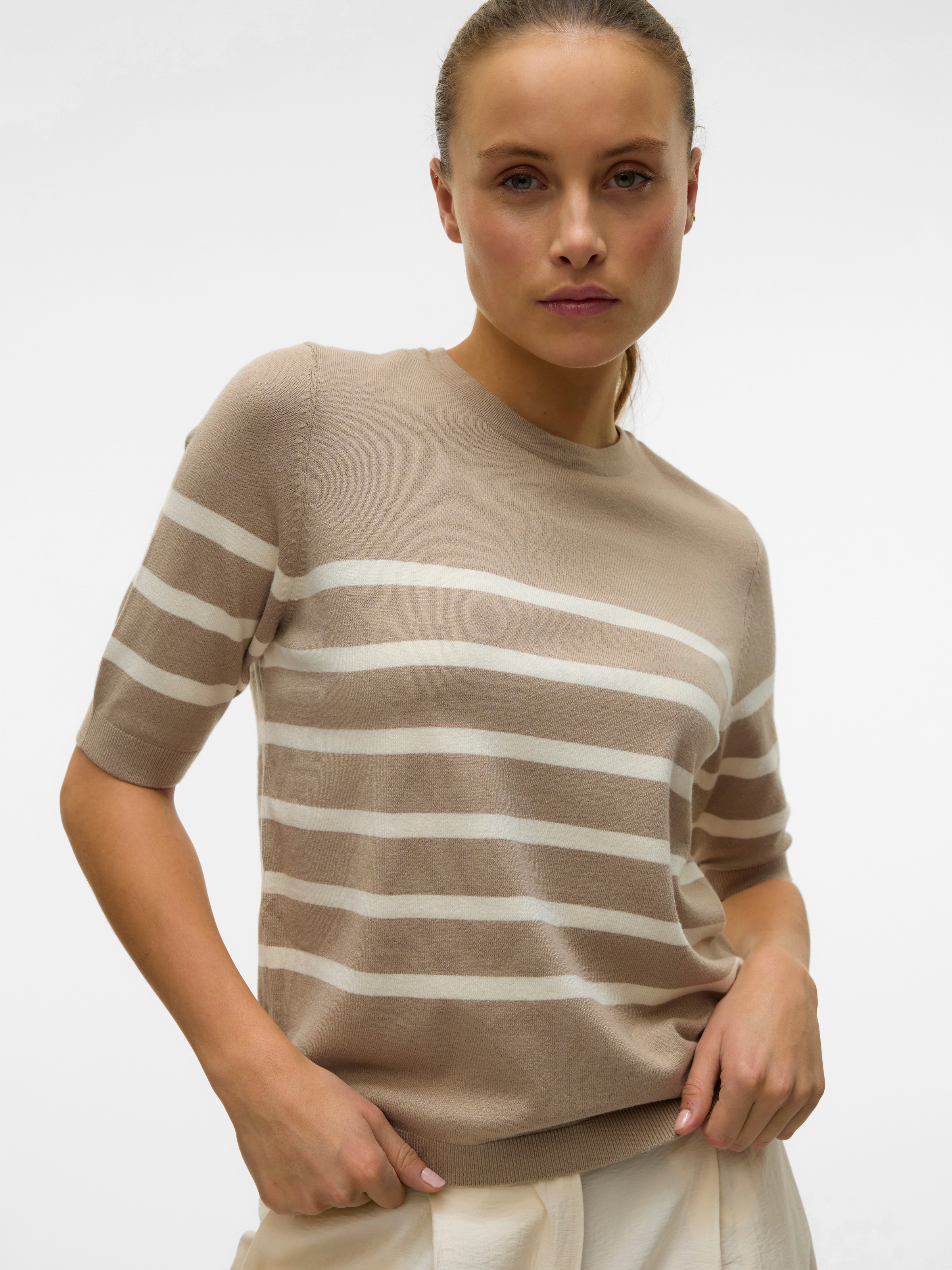 Image of Vero Moda Kurzarmpullover "VMSABA PLAIN, Feinstrickpullover" Damenpullover, Rundhalsausschnitt, Kurzarm, Sommerpulli, im Regular Fit aus pflegeleichtem Materialmix mit Viskose