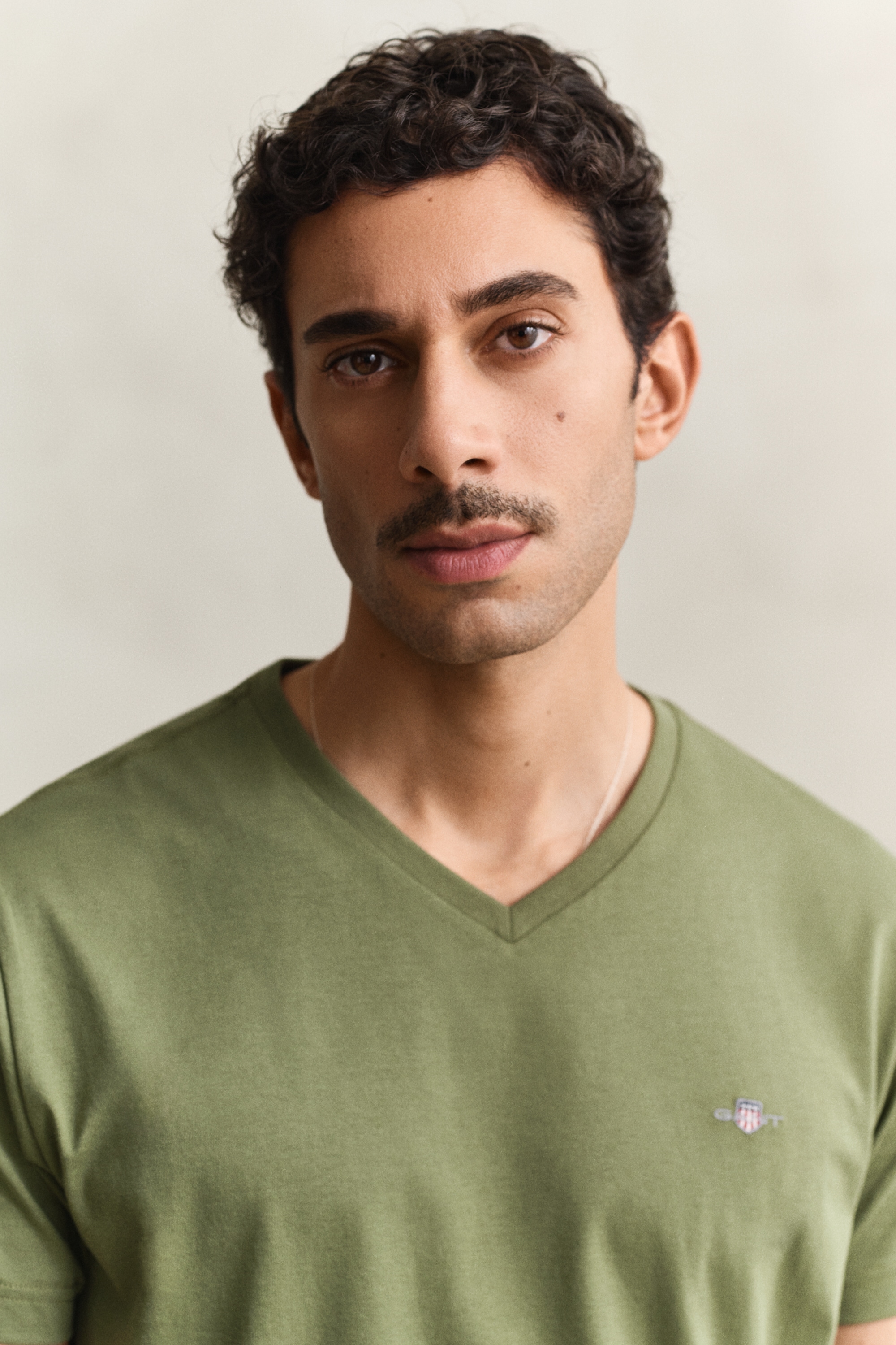 Gant T-Shirt »SLIM SHIELD V-NECK T-SHIRT« mit einer kleinen Logostickerei auf der Brust