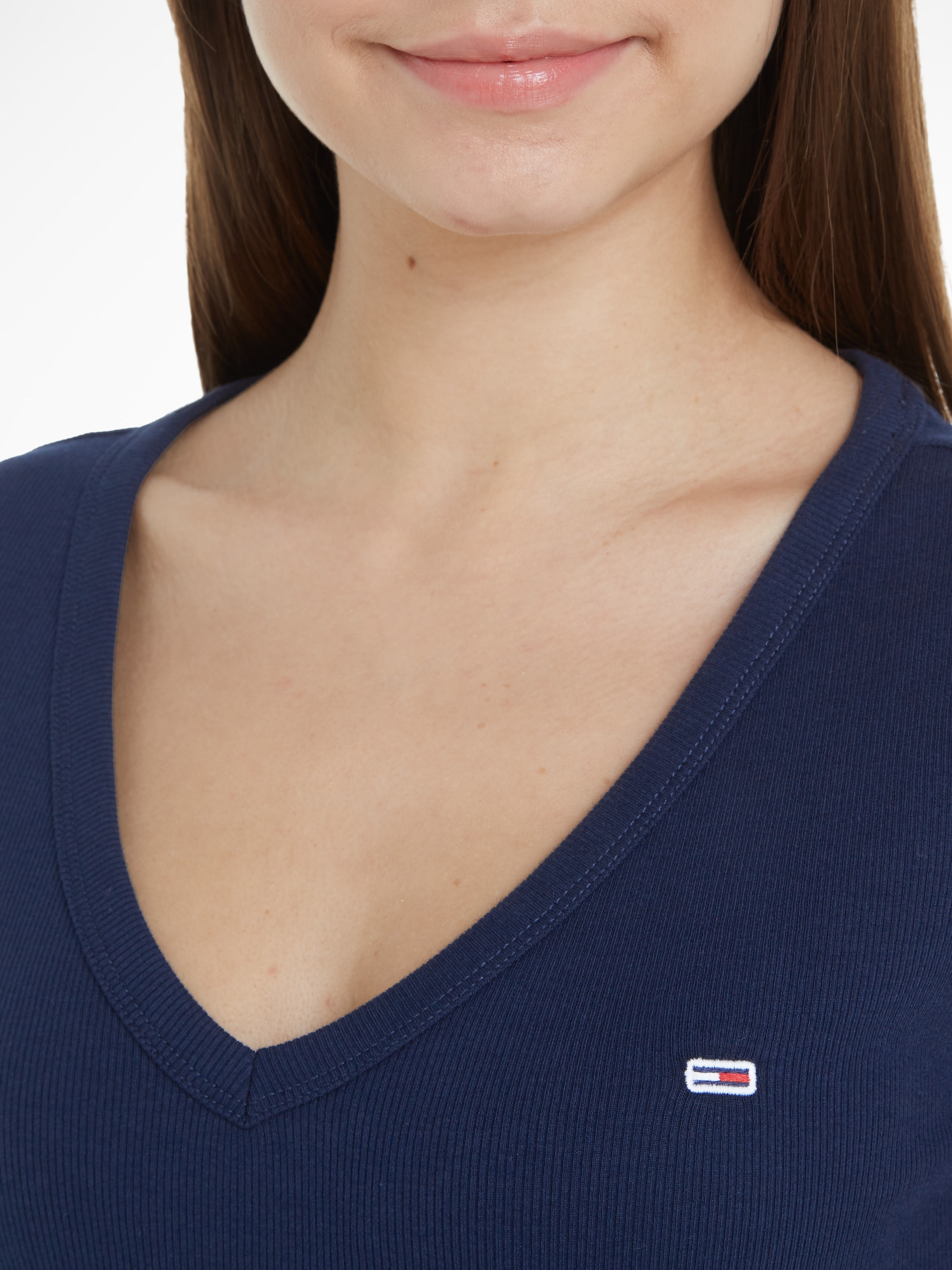 Tommy Jeans T-Shirt »TJW SLIM ESSENTIAL RIB V SS«, mit Logostickerei