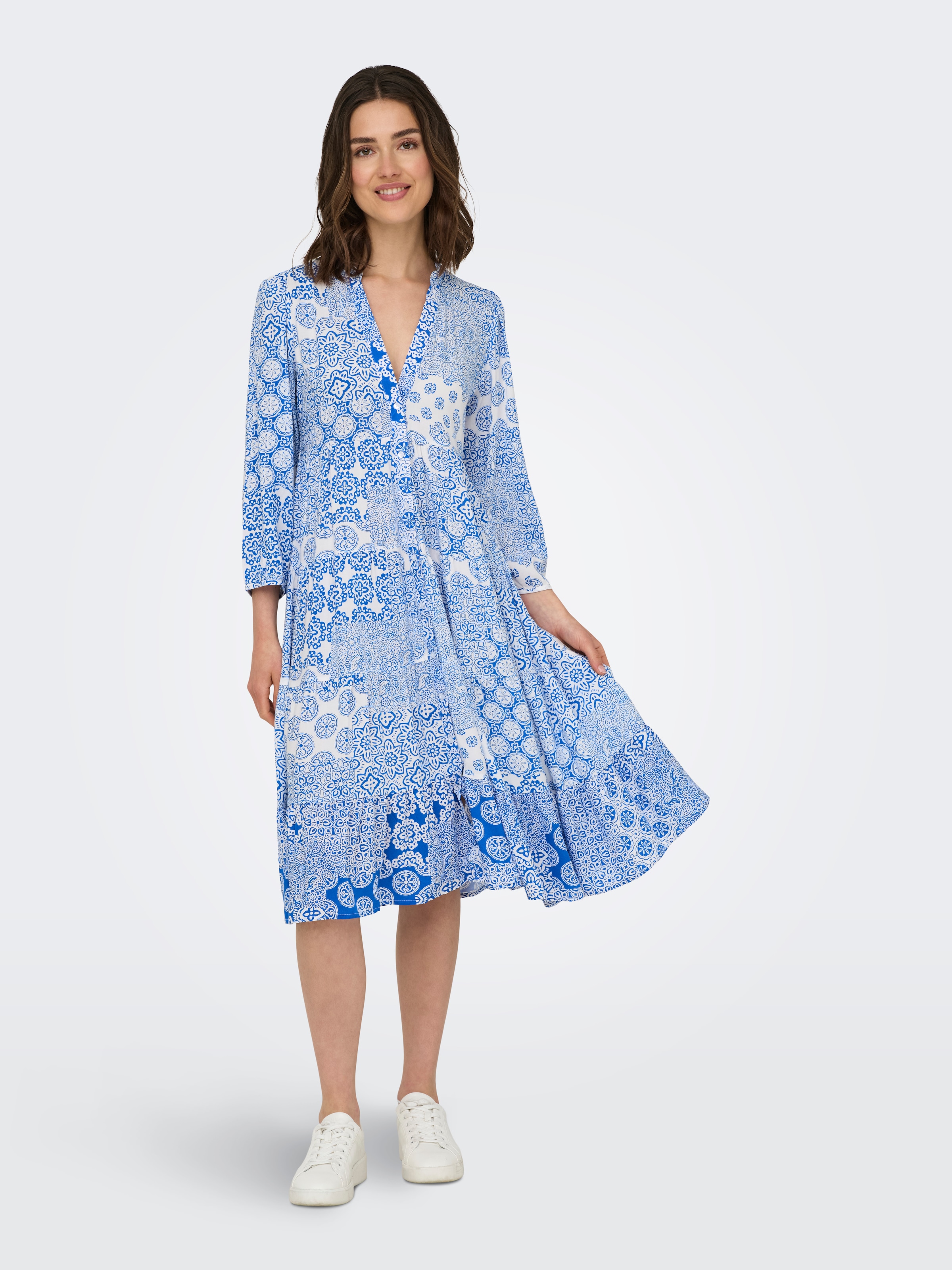 ONLY Robe tunique »ONLMILANA – Tunikakleid aus Viskose mit geblümtem Print« fleuri, tendance, coupe ample, viscose, col en V