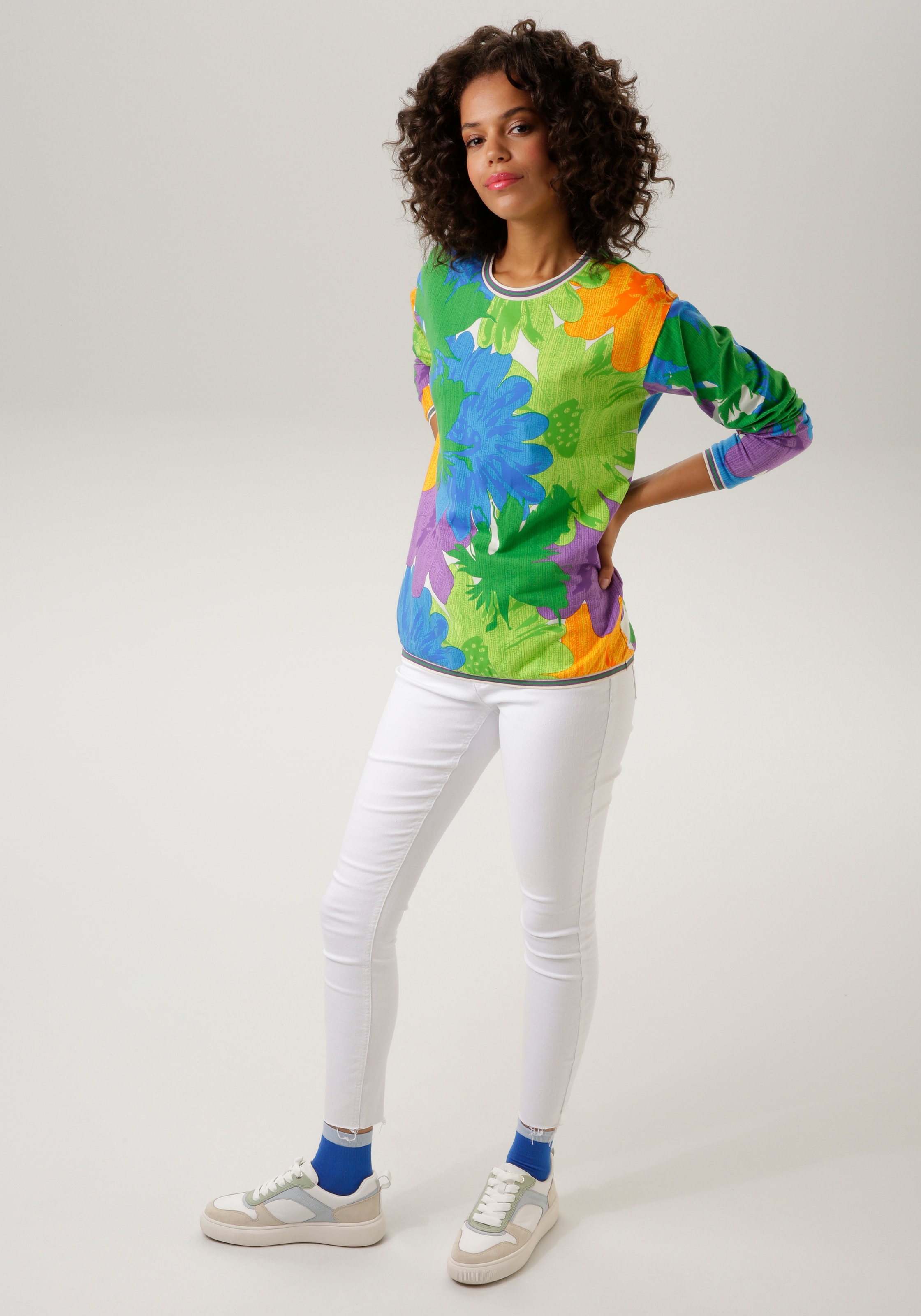 Aniston CASUAL Sweatshirt, mit grossflächigen Blüten und Blättern bedruckt