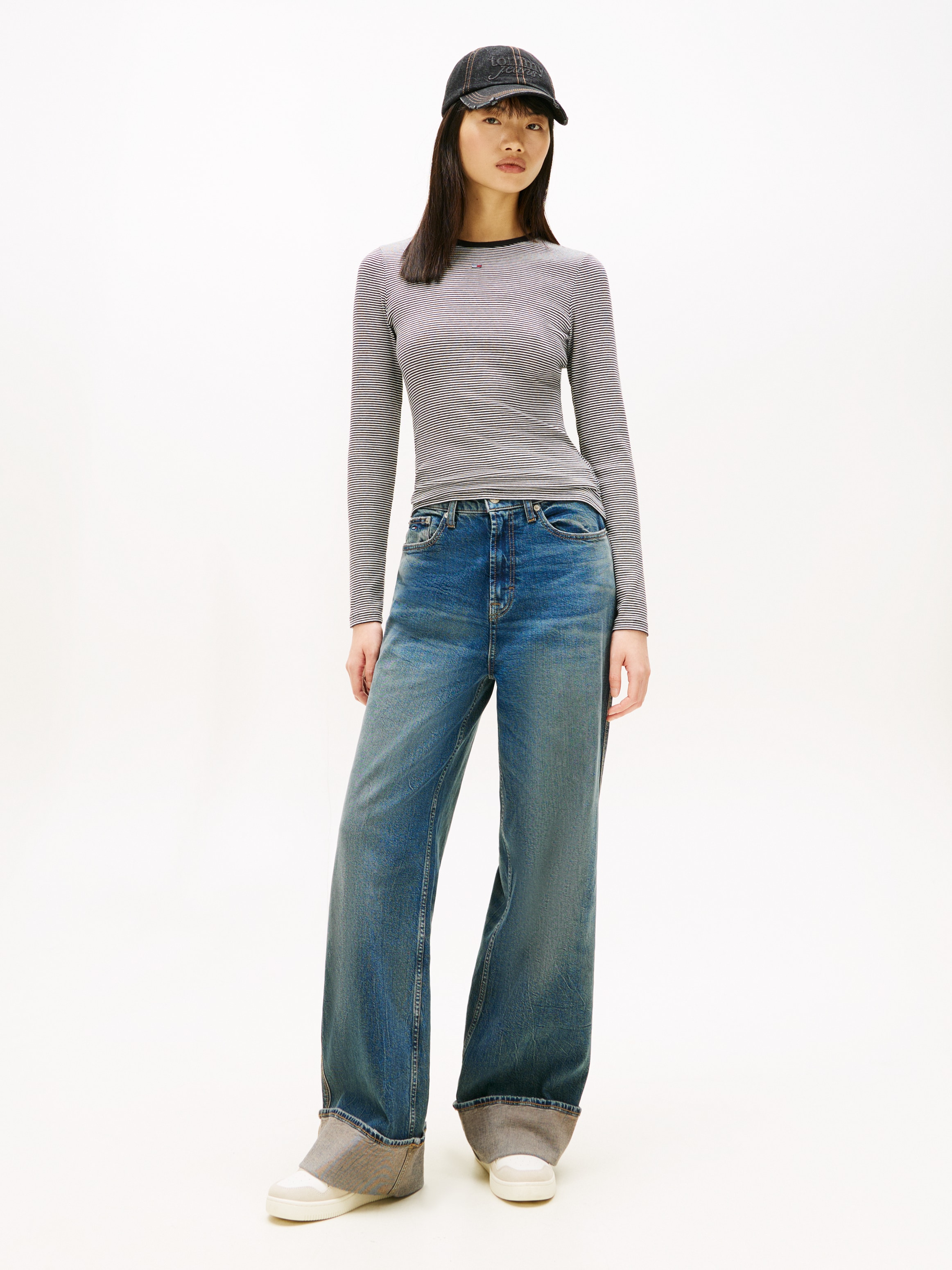 Tommy Jeans Langarmshirt »TJW SLIM ESSENTIAL RIB LS« mit Logostickerei