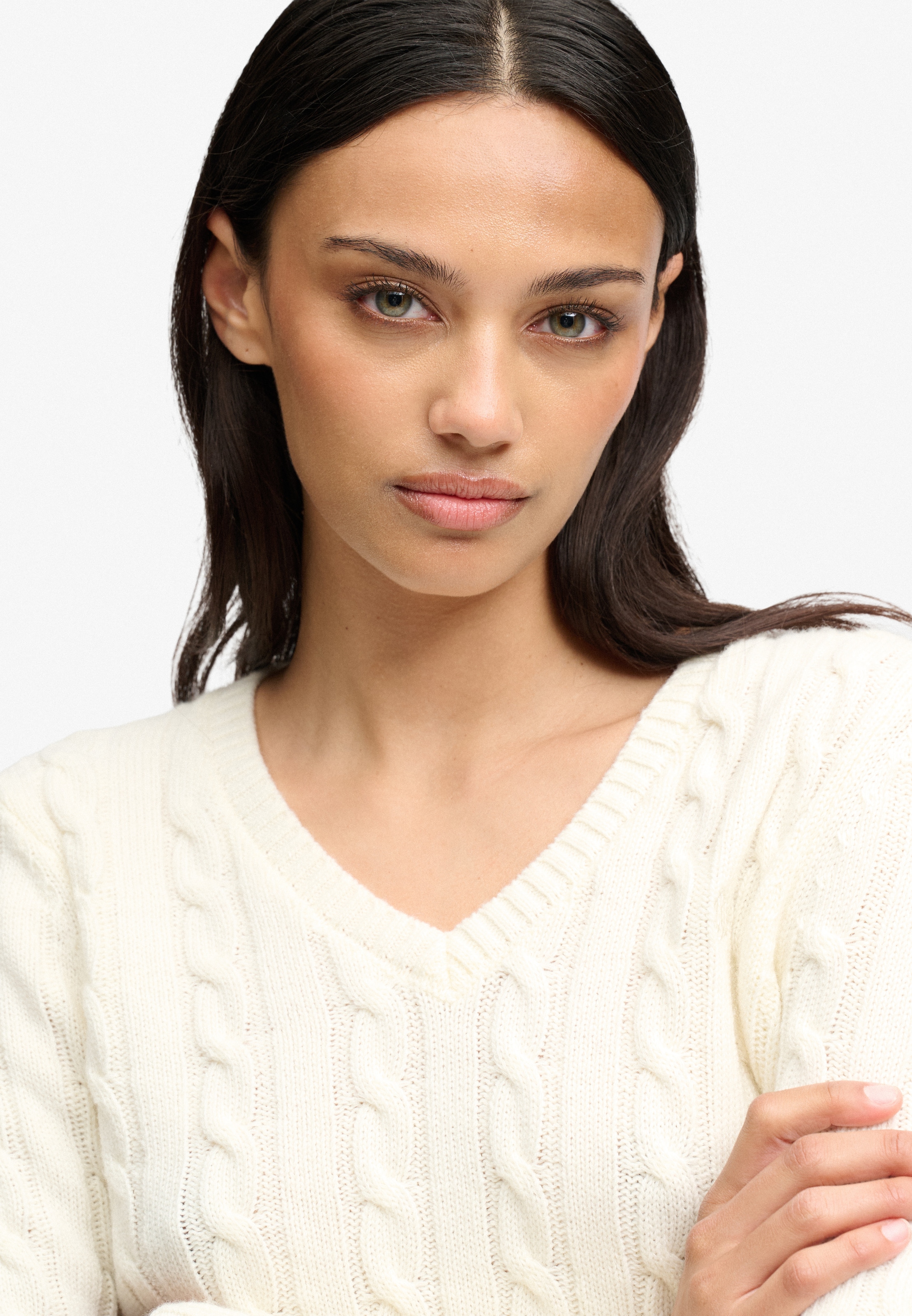 Superdry V-Ausschnitt-Pullover »WOOL BLEND CABLE V NECK« Materialmix, hochwertig mit Woll-Anteil