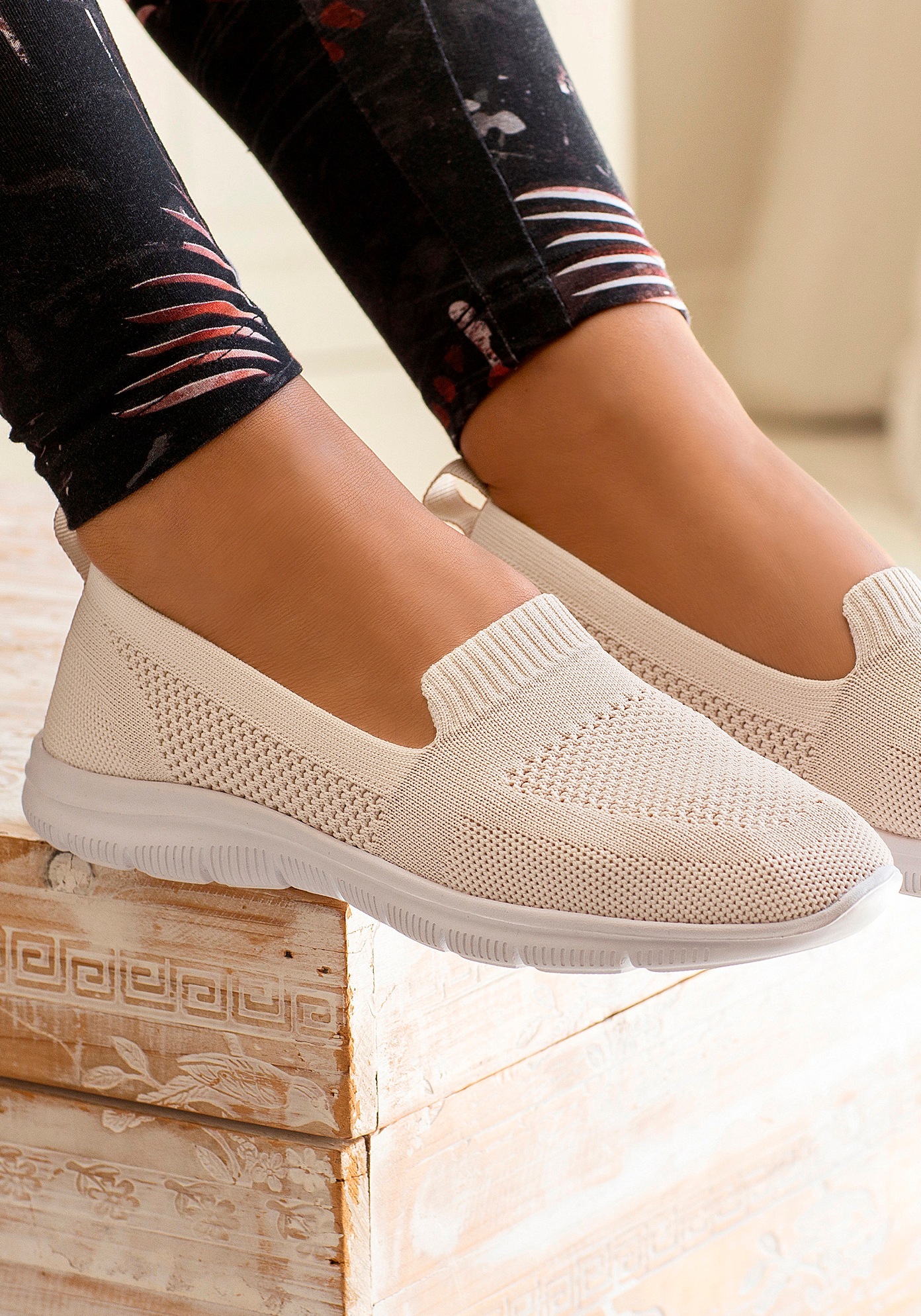 LASCANA Slipper, Sneaker, Halbschuh, ultraleicht zum Reinschlüpfen VEGAN
