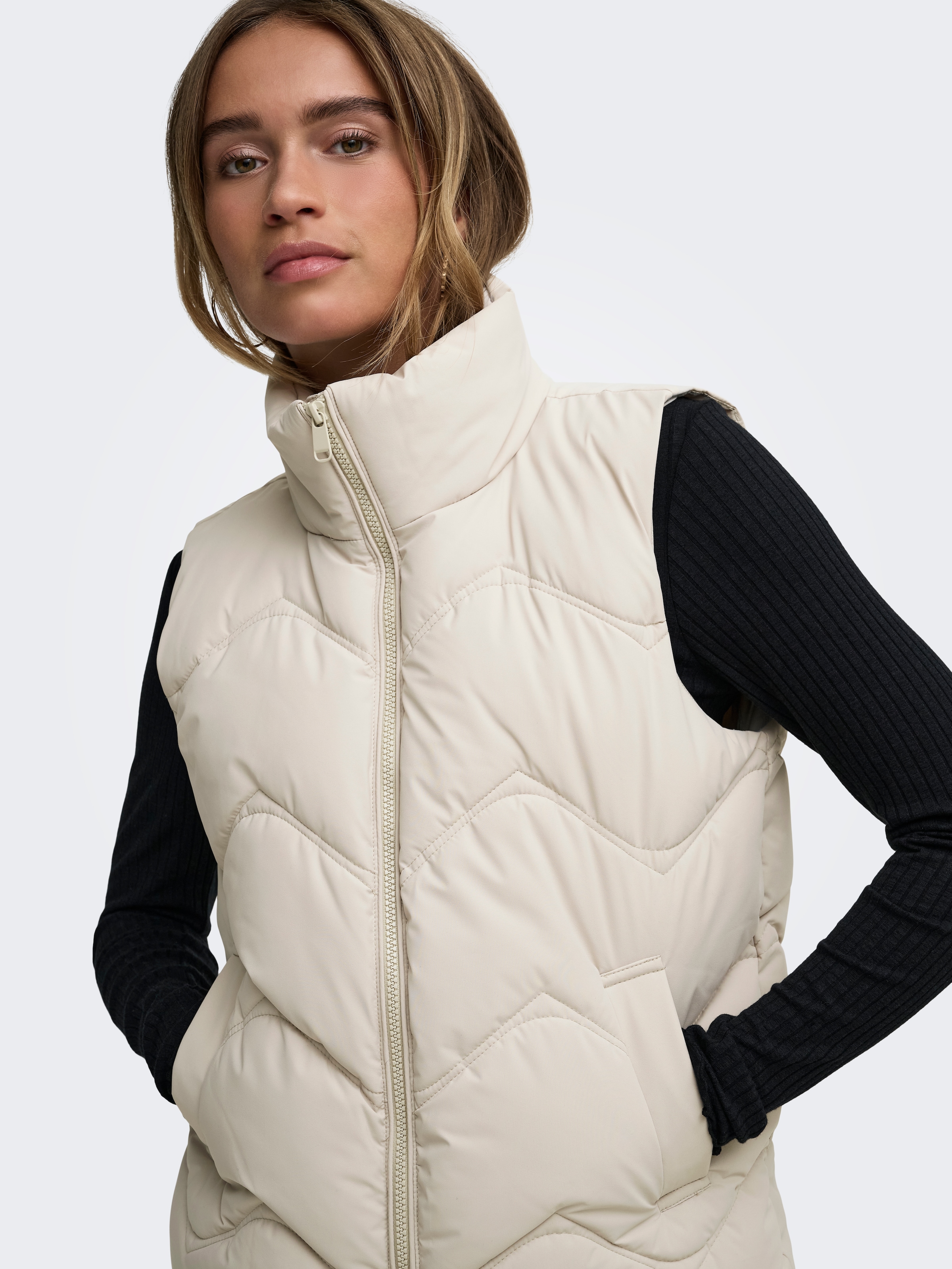 JDY Gilet matelassé »JDYPOWER SHORT WAISTCOAT OTW HAB« fibre synthétique