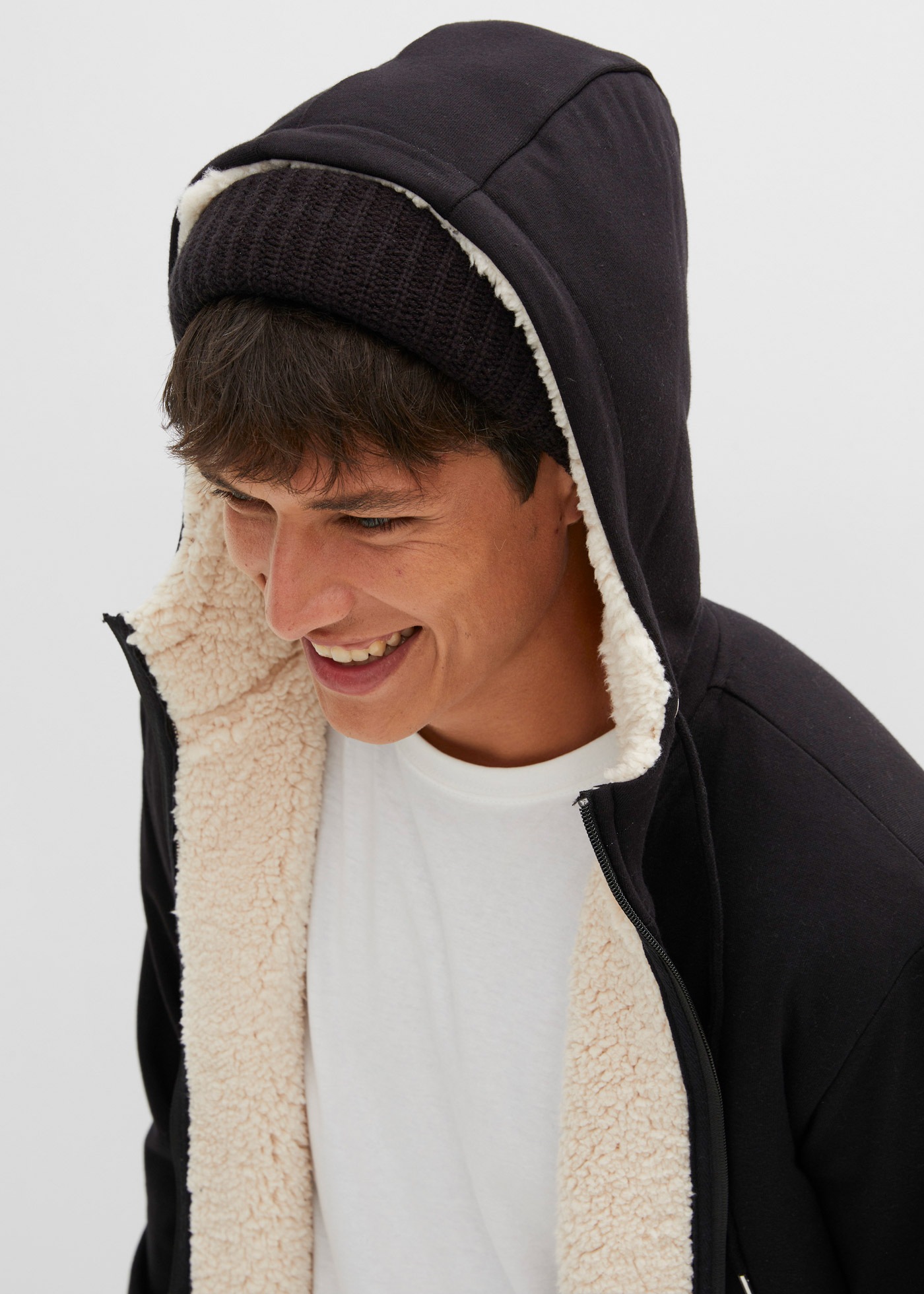 bonprix Sweat à capuche »Thermo-Sweatjacke mit Kuschel-Fleece-Futter« mit Kapuze, mit Kuschel-Fleece-Futter, aus Baumwolle und Polyester
