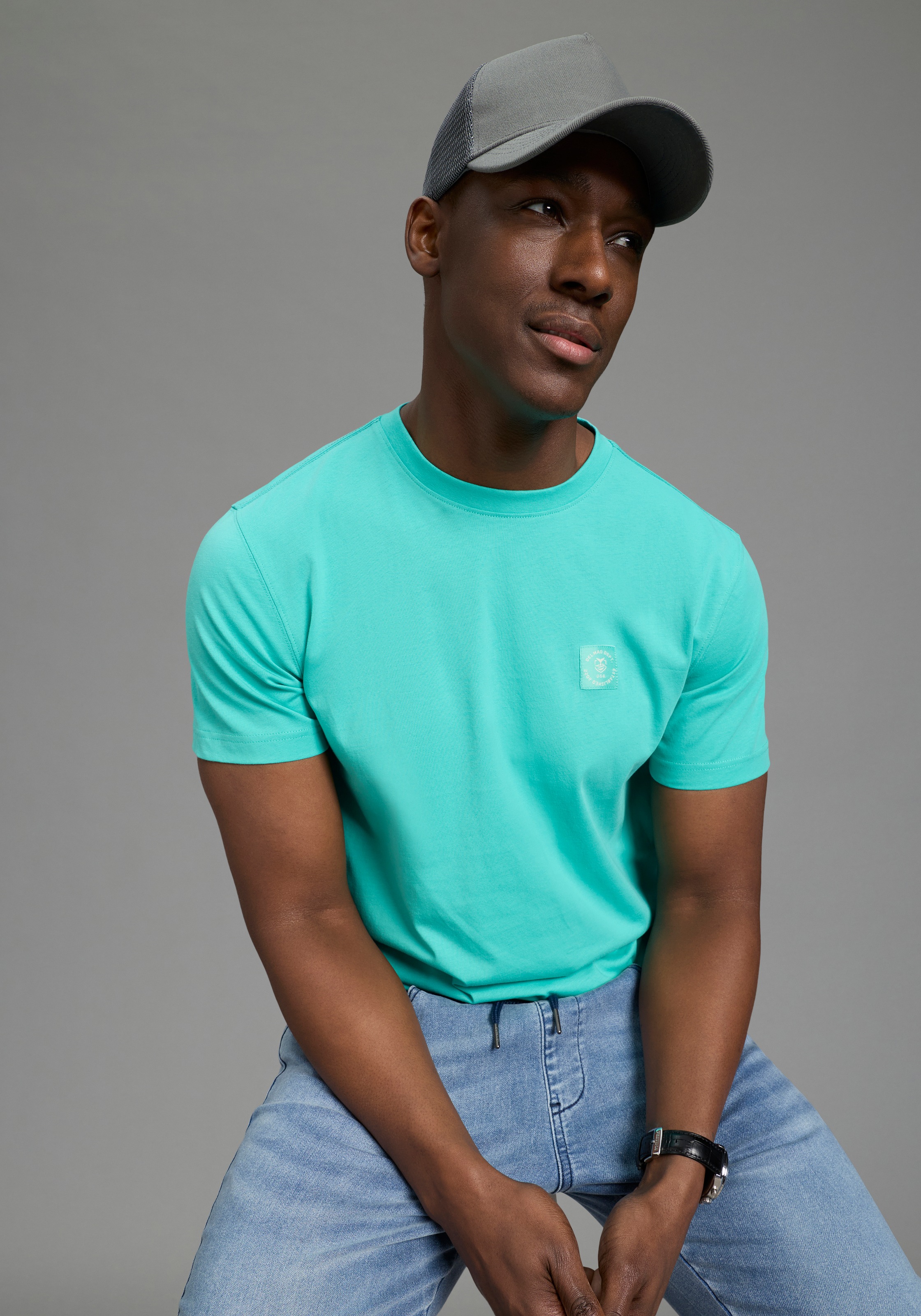 Image of DELMAO Rundhalsshirt "Neue Kollektion" casual Stil, Kurzarm, normale Passform, mit Print-Applikation