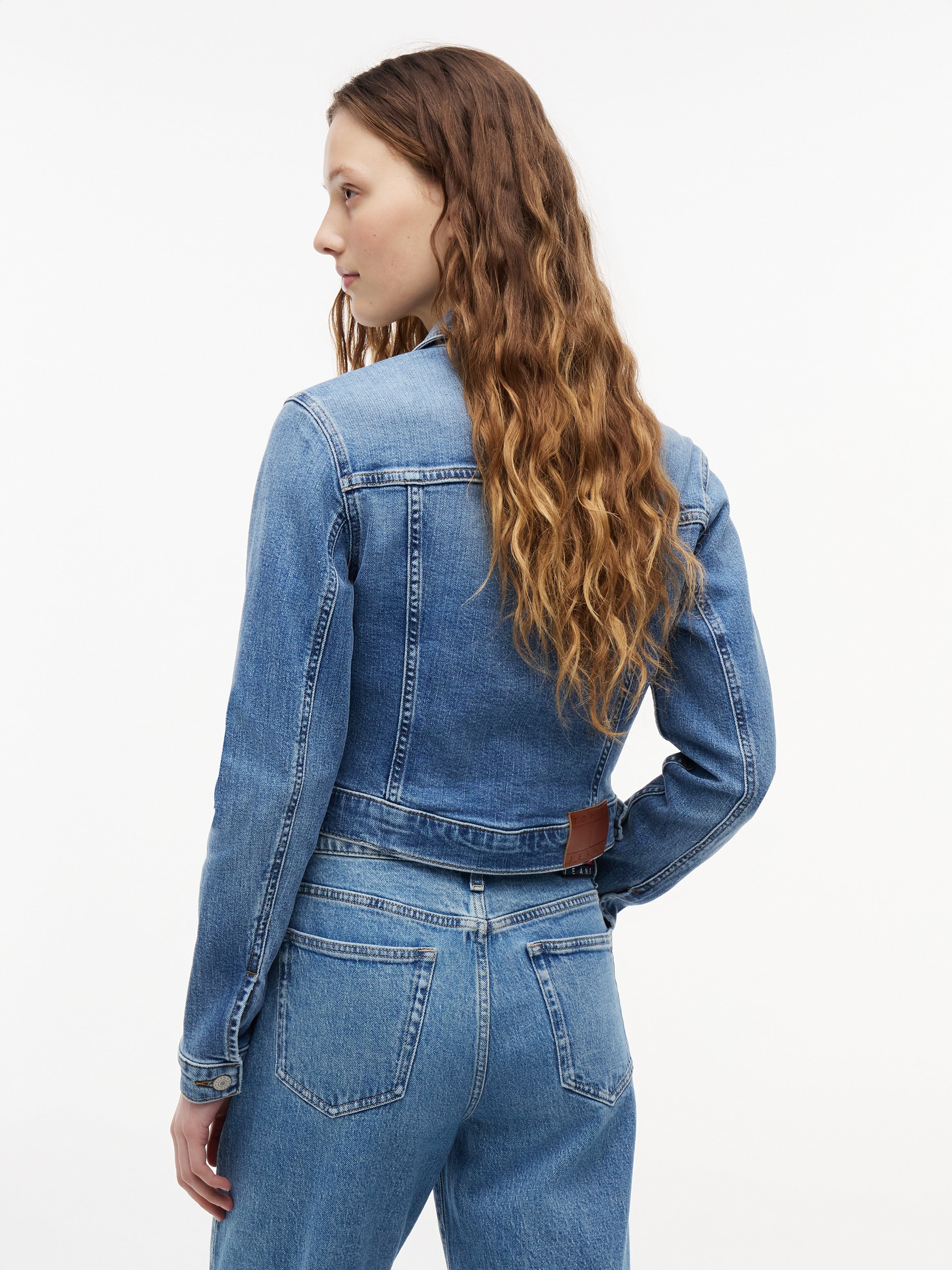 Tommy Jeans Jeansjacke »NEW SLIM TRUCKER JACKET CJ8138« Baumwollmischung, slim fit, Brusttaschen