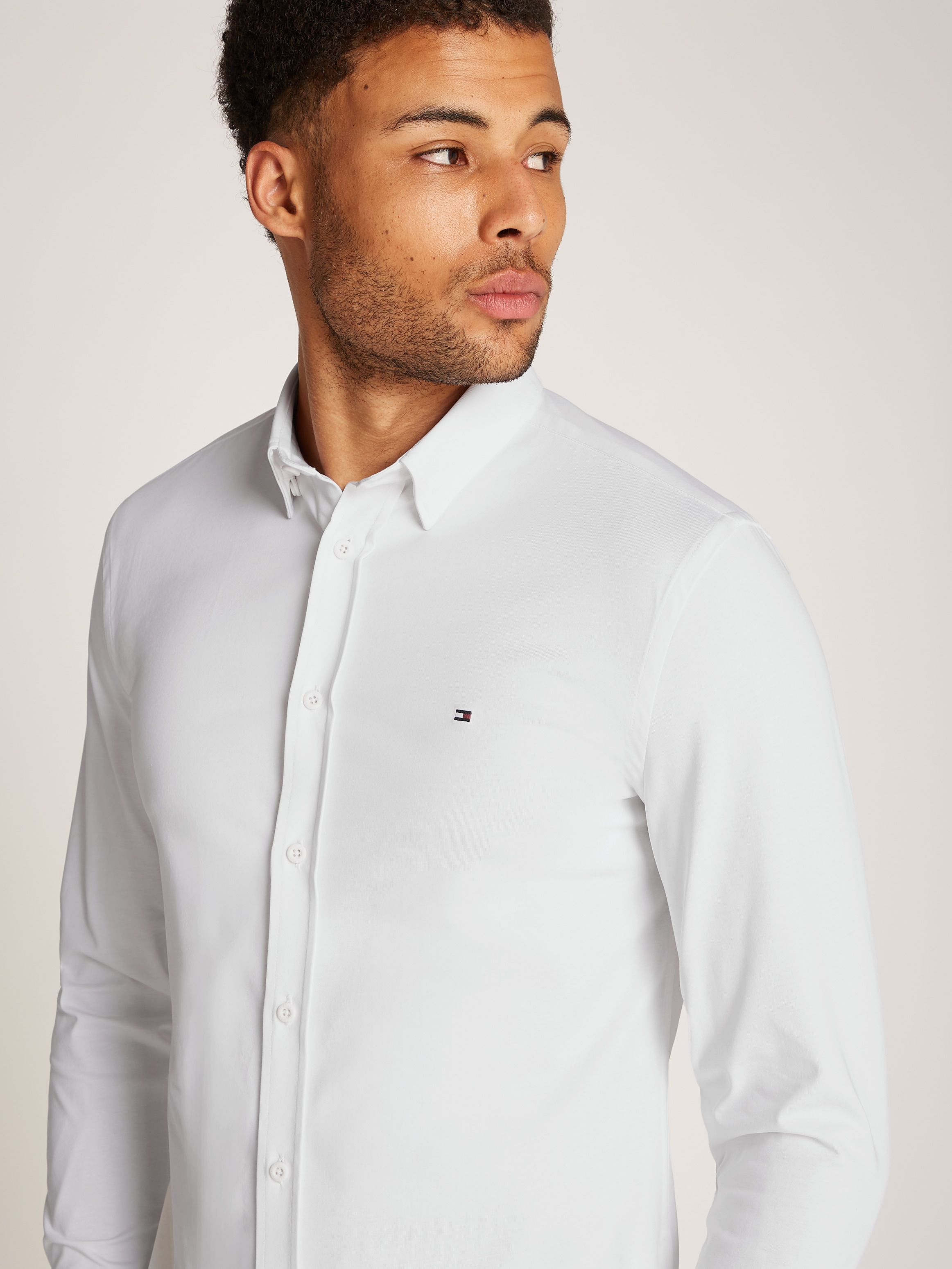 Tommy Hilfiger Businesshemd »PERFORMANCE KNIT SOLID Slim Fit SHIRT« mit Logostickerei