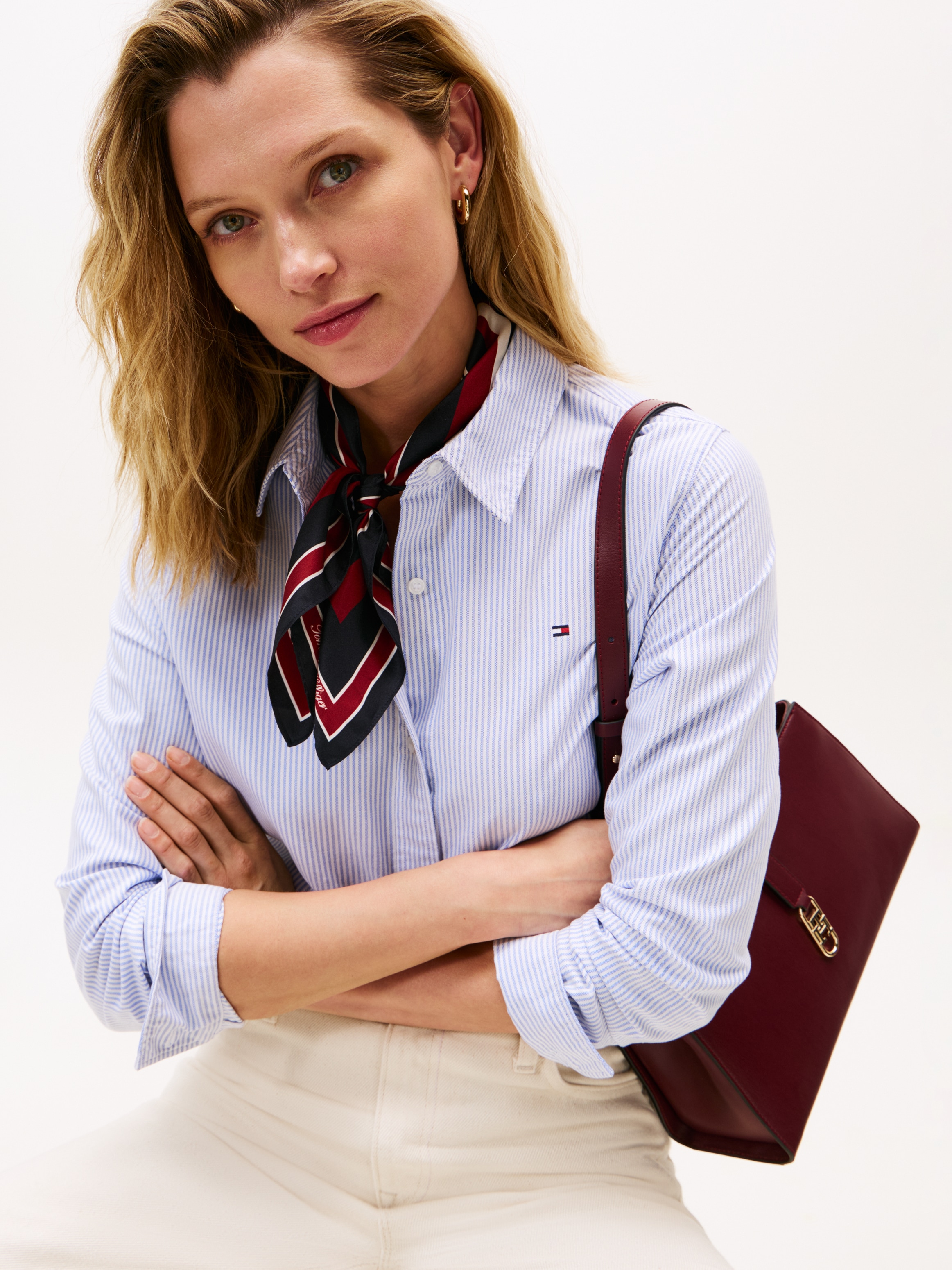Tommy Hilfiger Halstuch »TH HERITAGE SCRIPT SILK SCARF«, quadratisch, aus reiner Seide mit Logo, Masse 50 xs0 cm