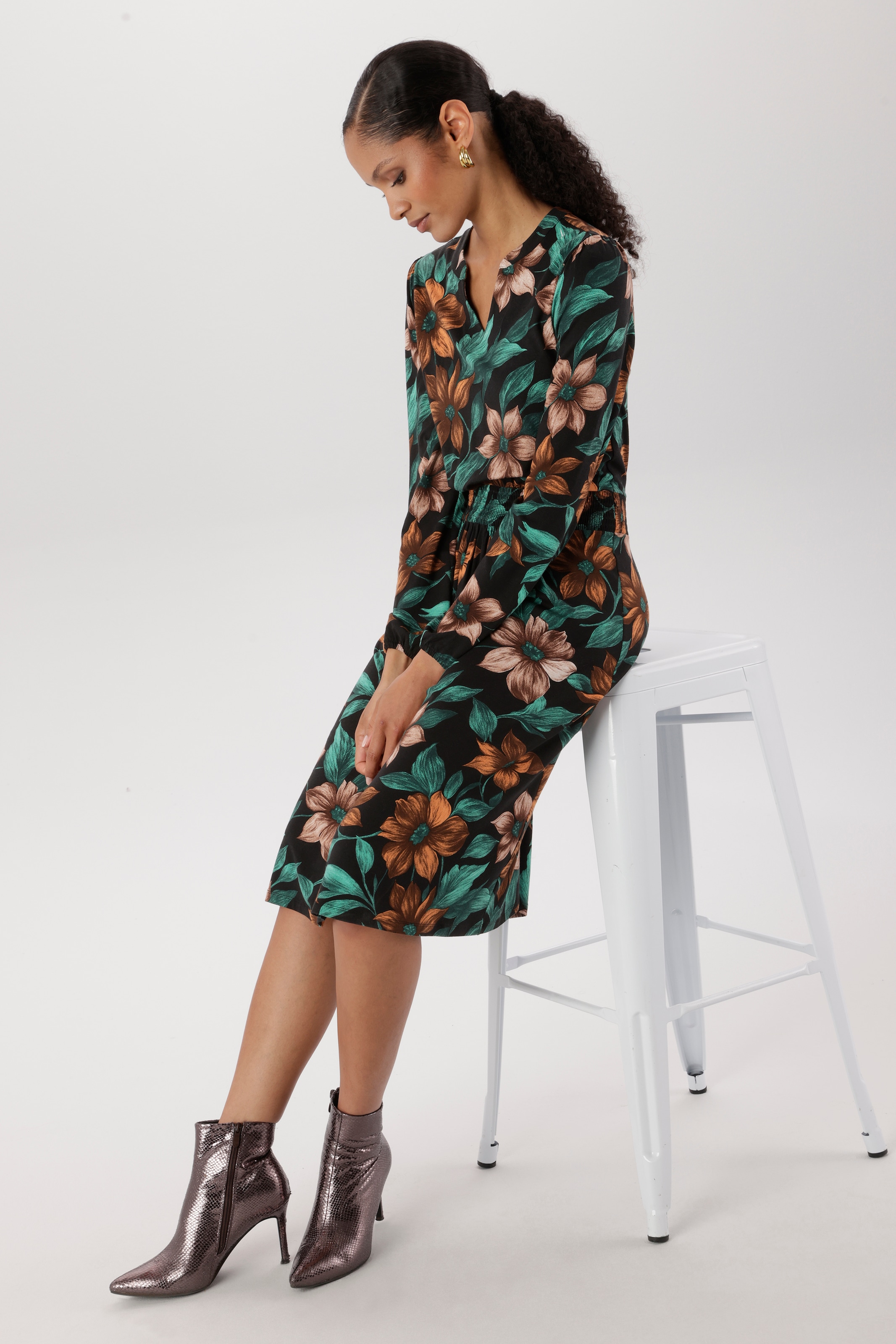Aniston SELECTED Robe en jersey avec encolure en V décorative - NOUVELLE COLLECTION
