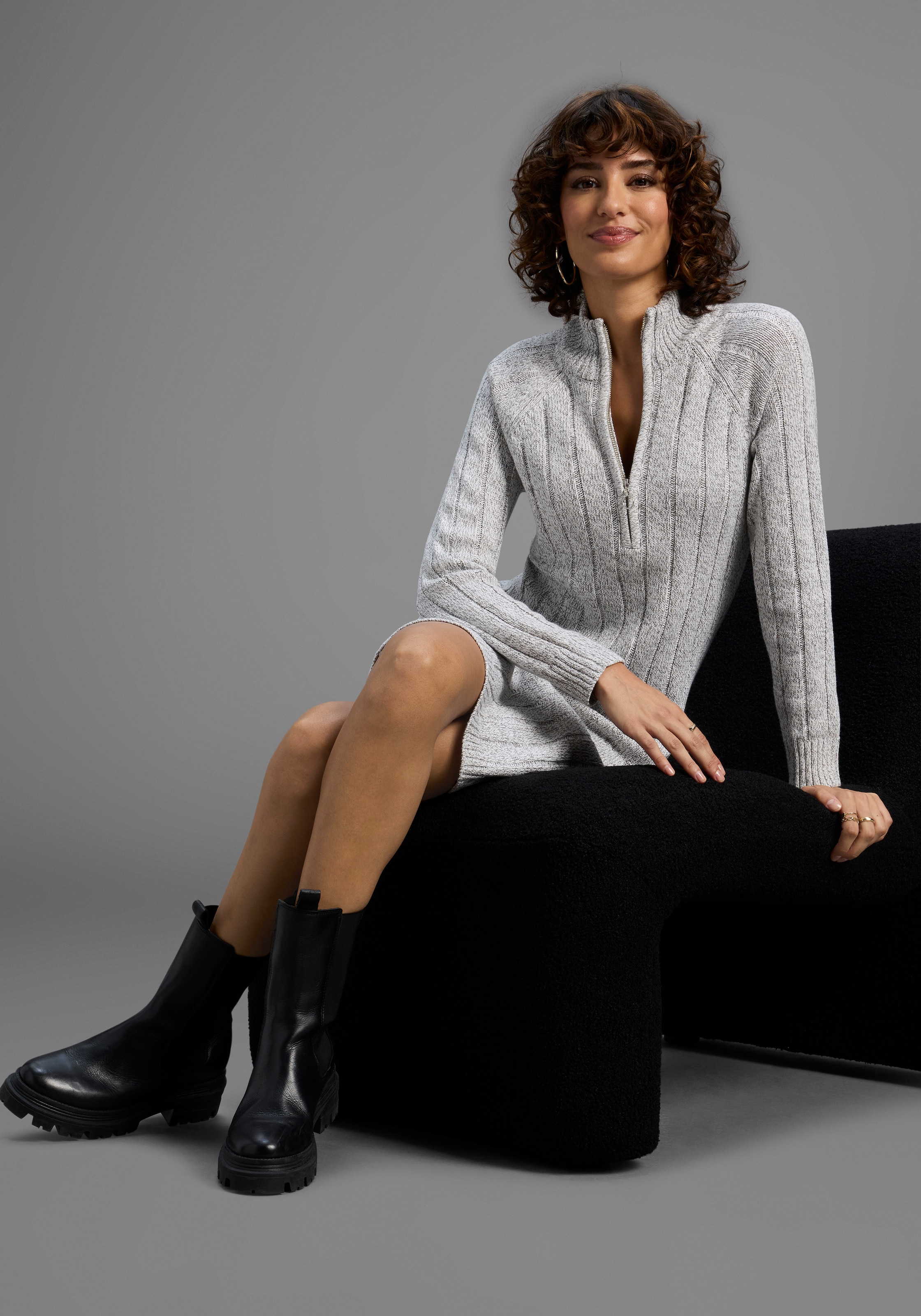 Laura Scott Robe en tricot mit Troyer-Ausschnitt in Rippstrick - NEUE KOLLEKTION