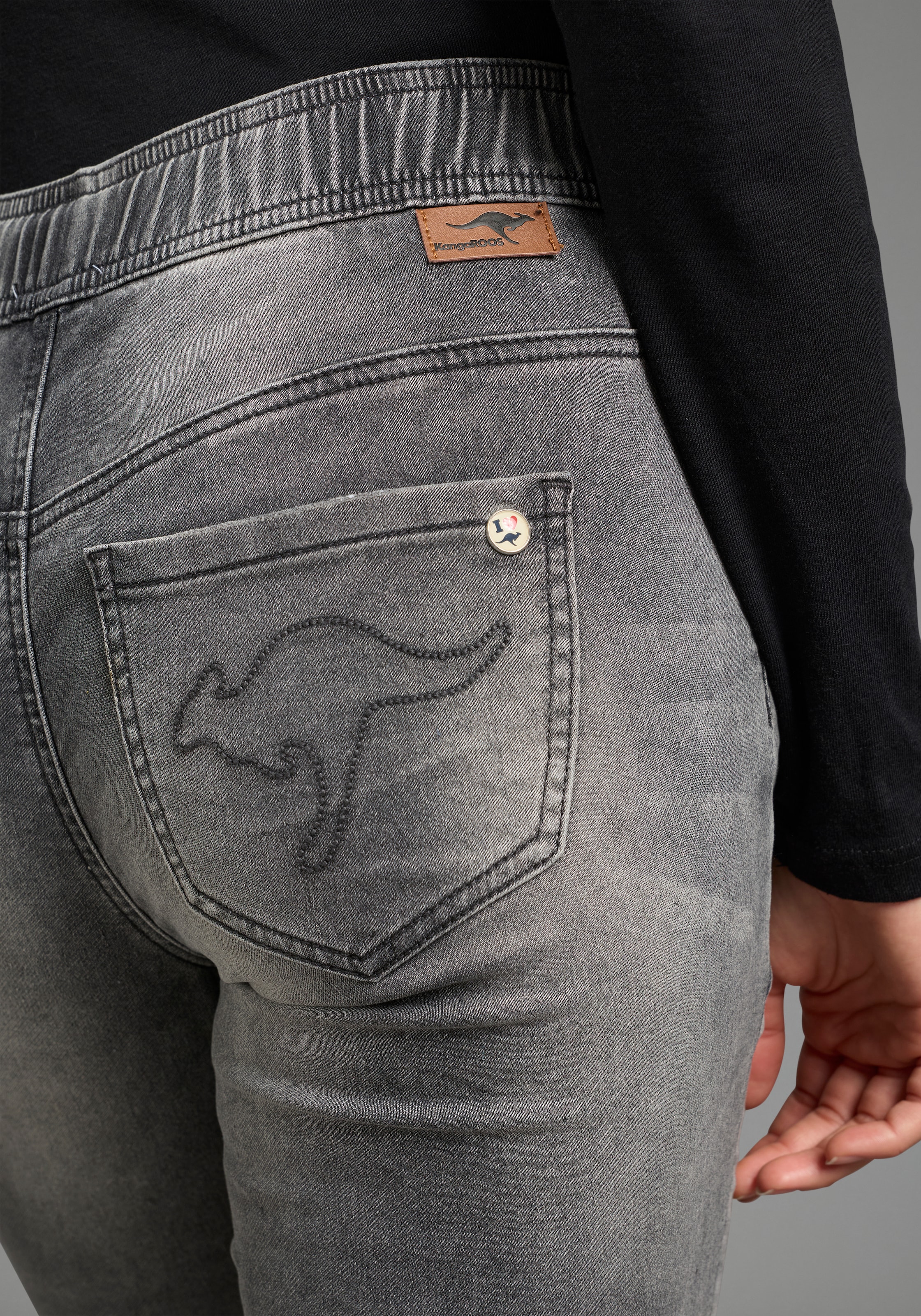 KangaROOS Jogg Pants mit Eingrifftaschen, Gesässtaschen und Coinpocket, gerader Straight-Fit