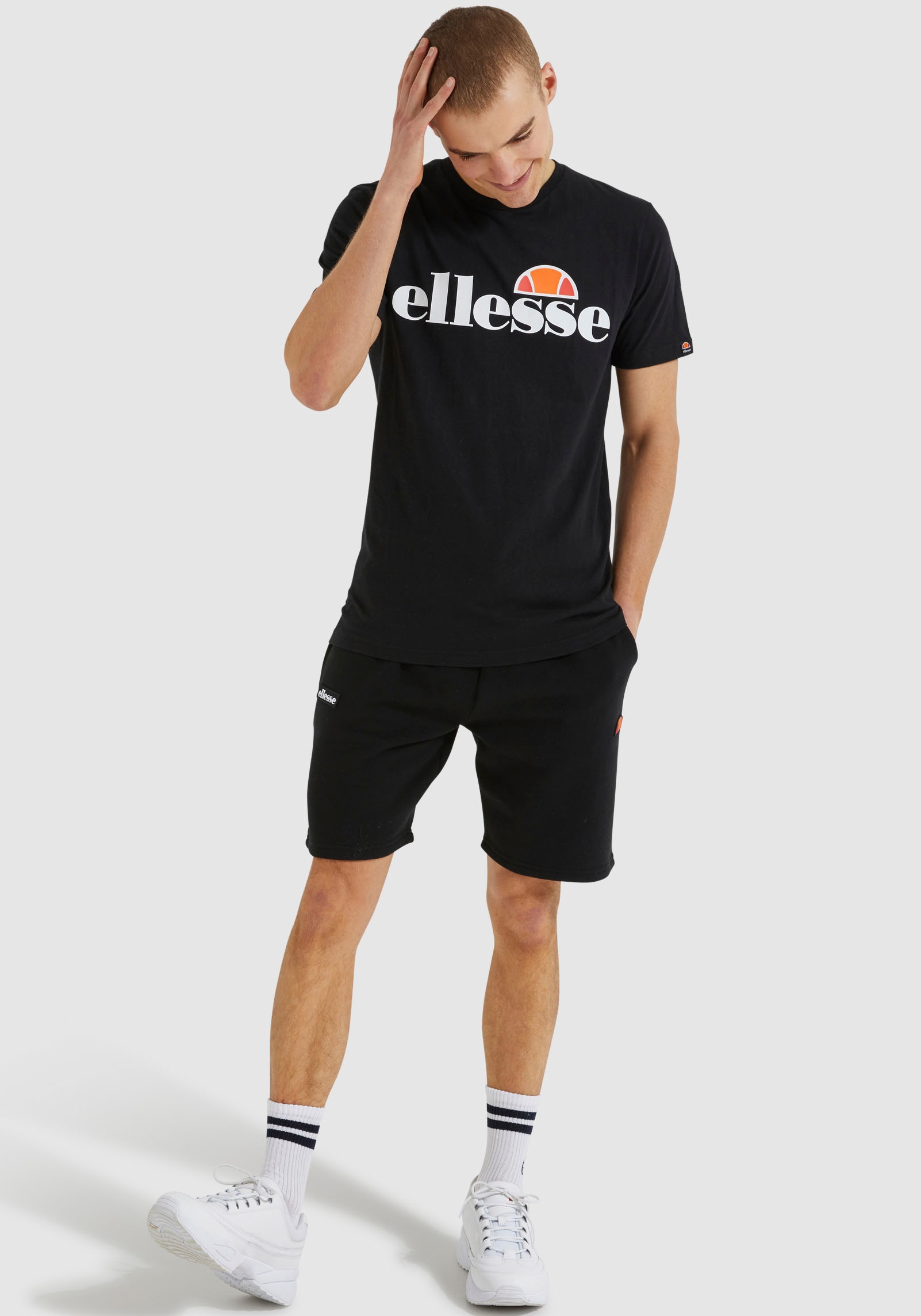 Ellesse T-shirt »SL PRADO TEE« avec impression de logo, manches courtes, coupe basique ajustée, coupe à la hauteur des hanches