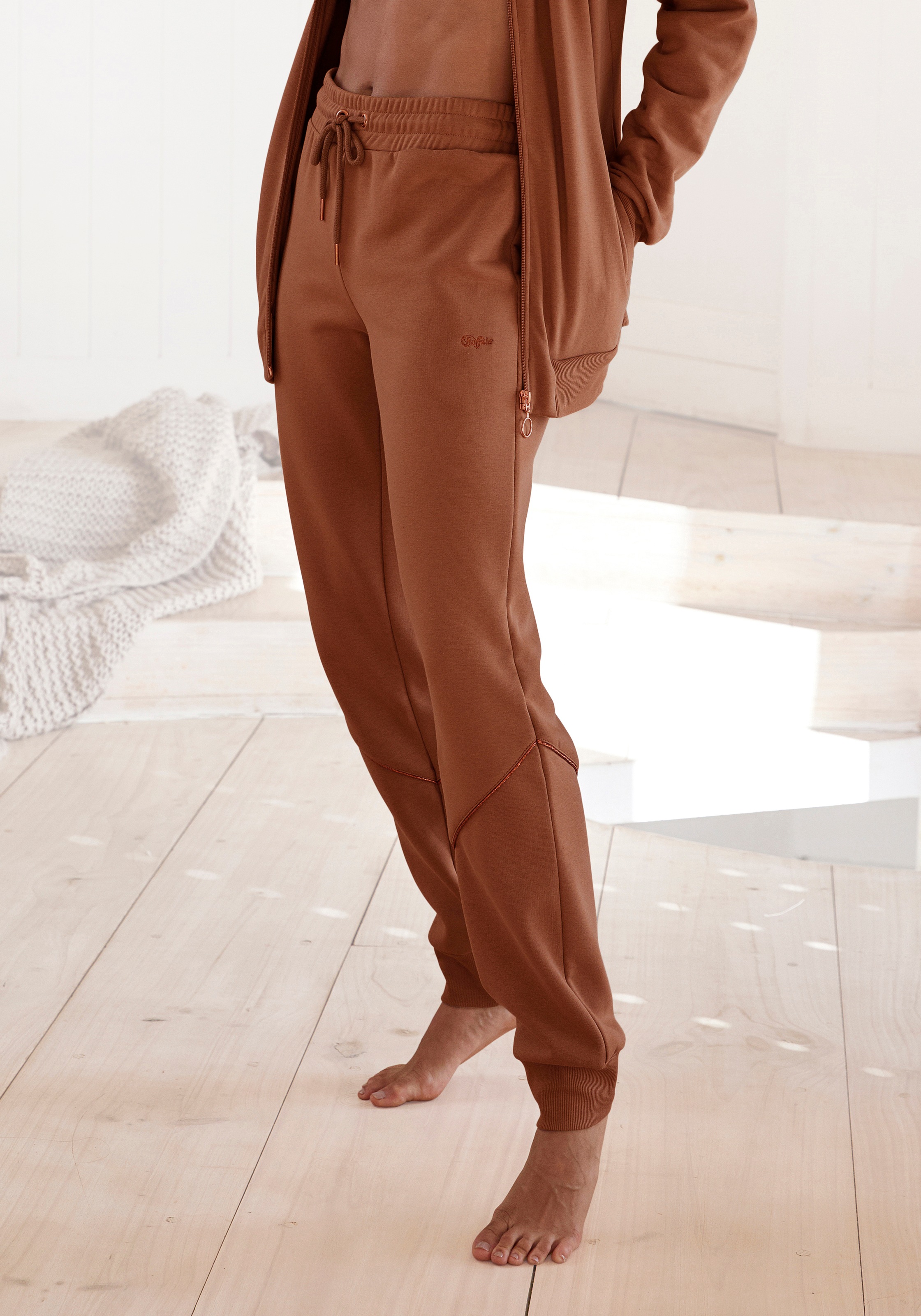 Image of Buffalo Sweatpants, mit glänzenden Pipings bei Ackermann Versand Schweiz