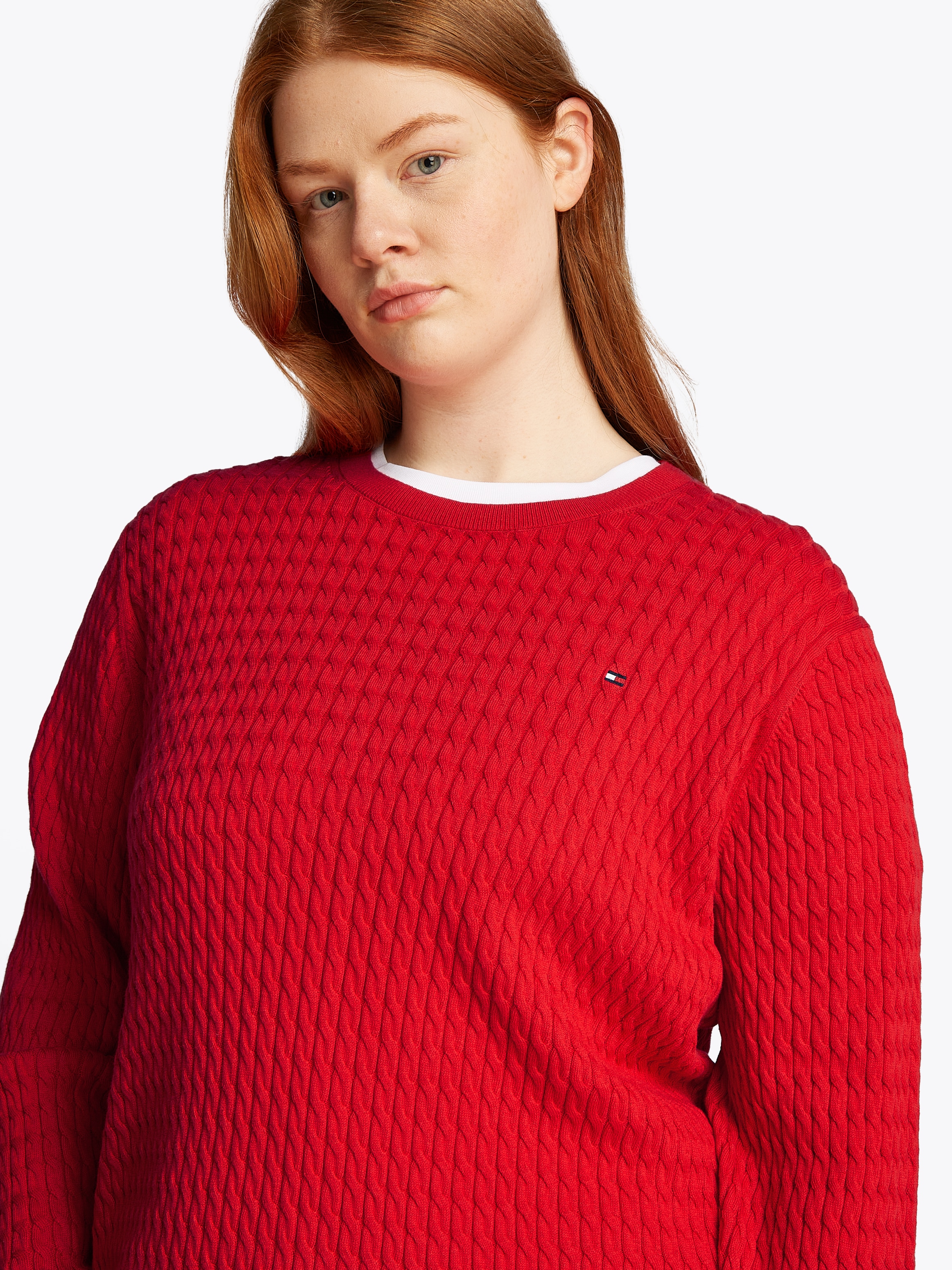 Tommy Hilfiger Curve Rundhalspullover »CRV CO CABLE C-NK LS SWEATER«, in Grossen Grössen, Zopfmuster, Logostickerei