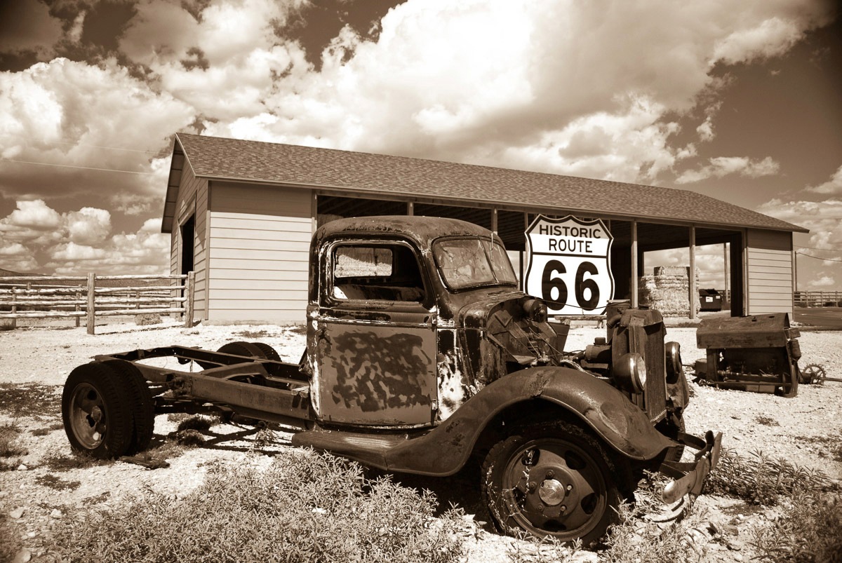 Image of Papermoon Fototapete »Rosty Truck«, Vliestapete, hochwertiger Digitaldruck bei Ackermann Versand Schweiz