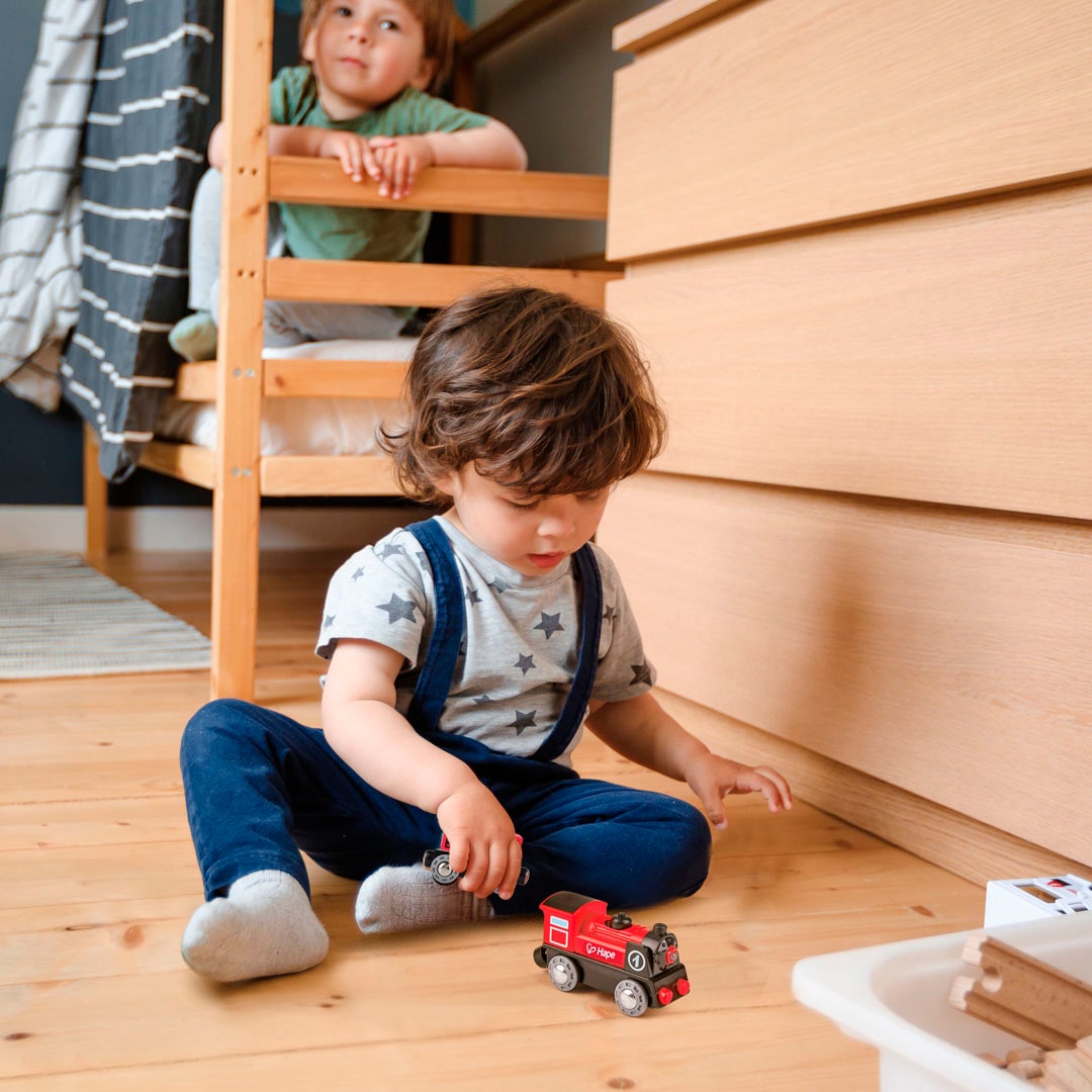 Hape Locomotive de train jouet »Batteriebetriebene Lokomotive Nr. 1« mit Licht- und Soundeffekt