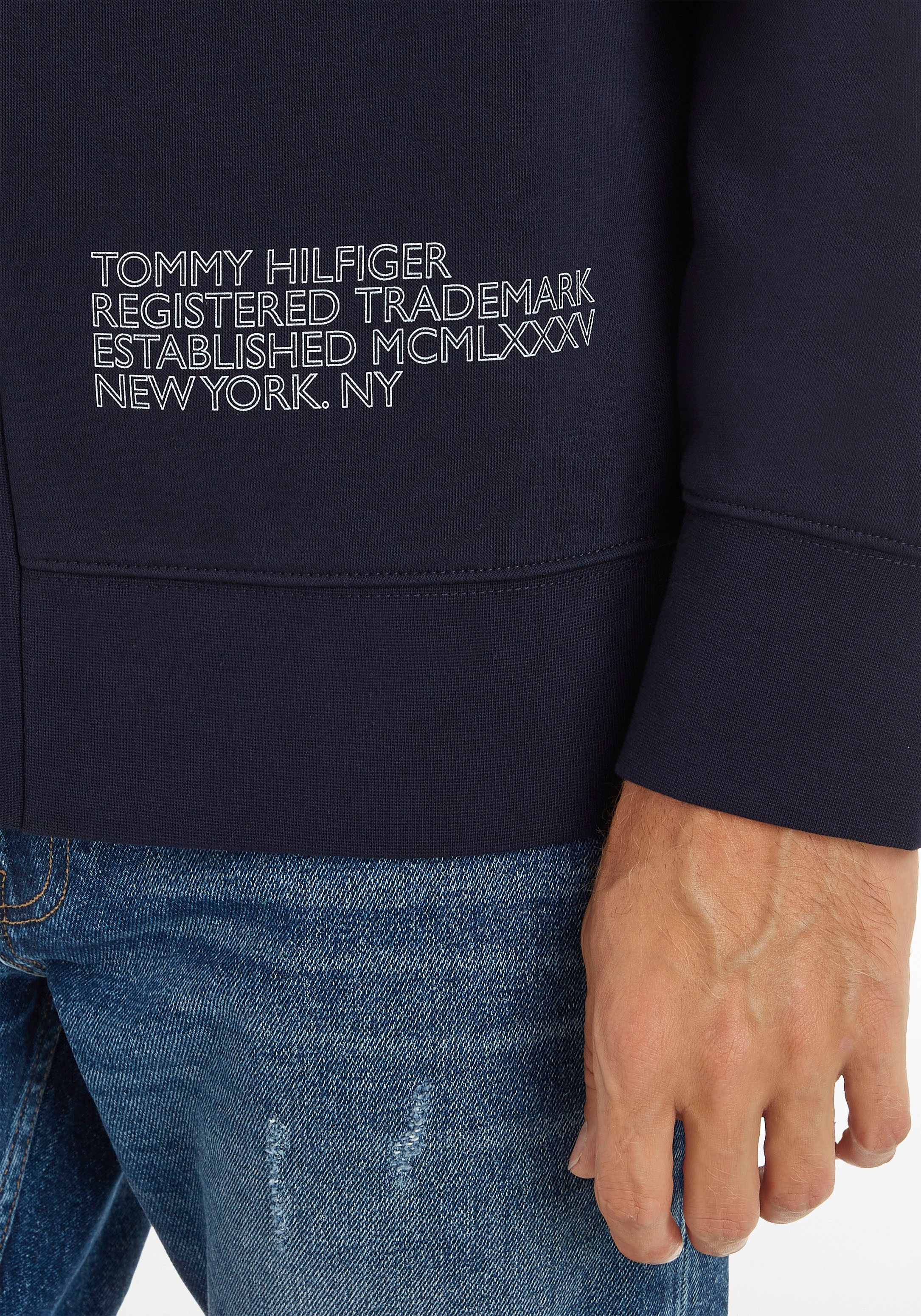 ♕ TH-Schriftzug GRAPHIC Sweatjacke Hilfiger CARDIGAN«, Tommy mit auf aufgedrucktem »BADGED versandkostenfrei