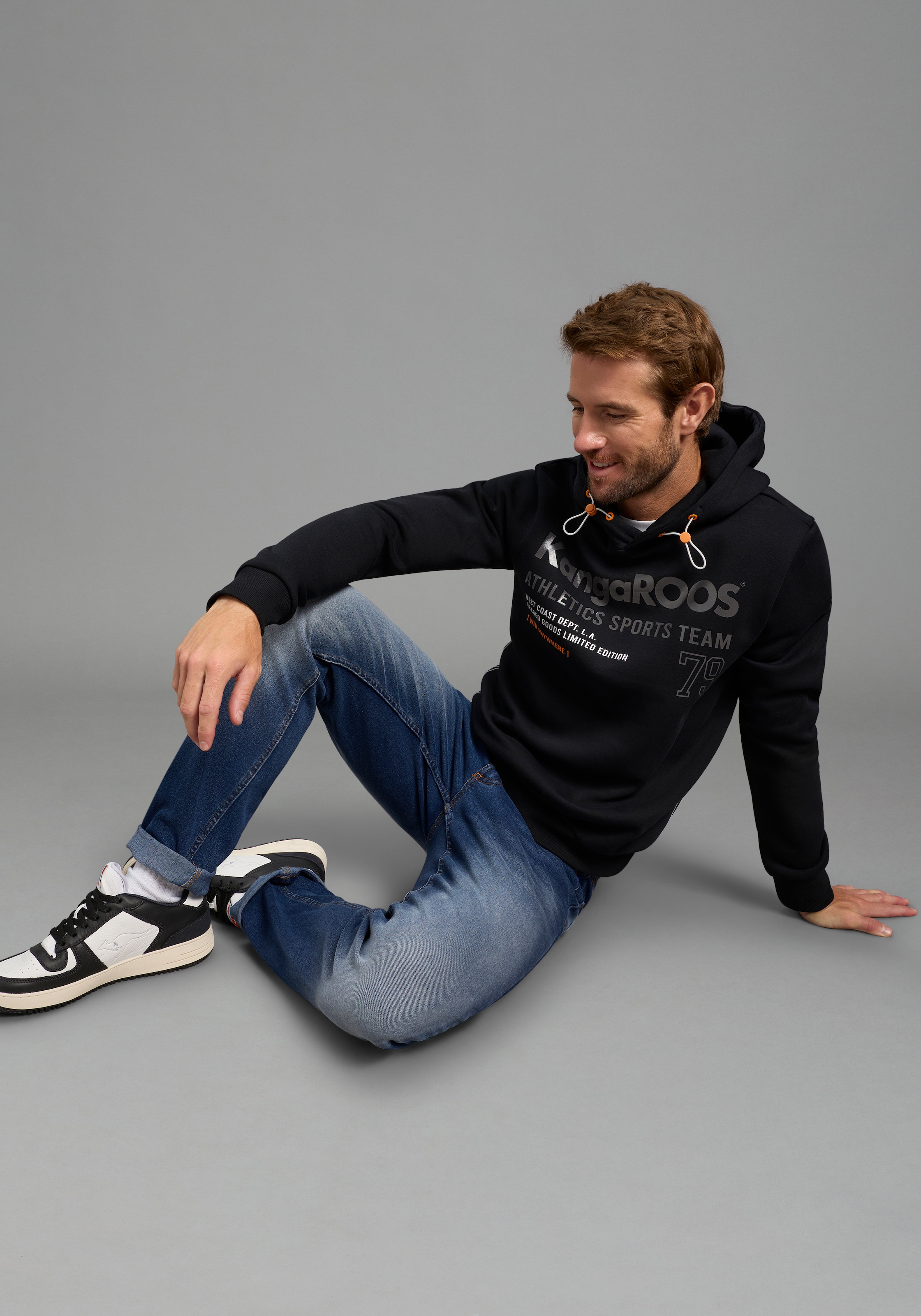 KangaROOS Kapuzensweatshirt , mit regulierbarem Elastikband an der Kapuze, schmale Passform
