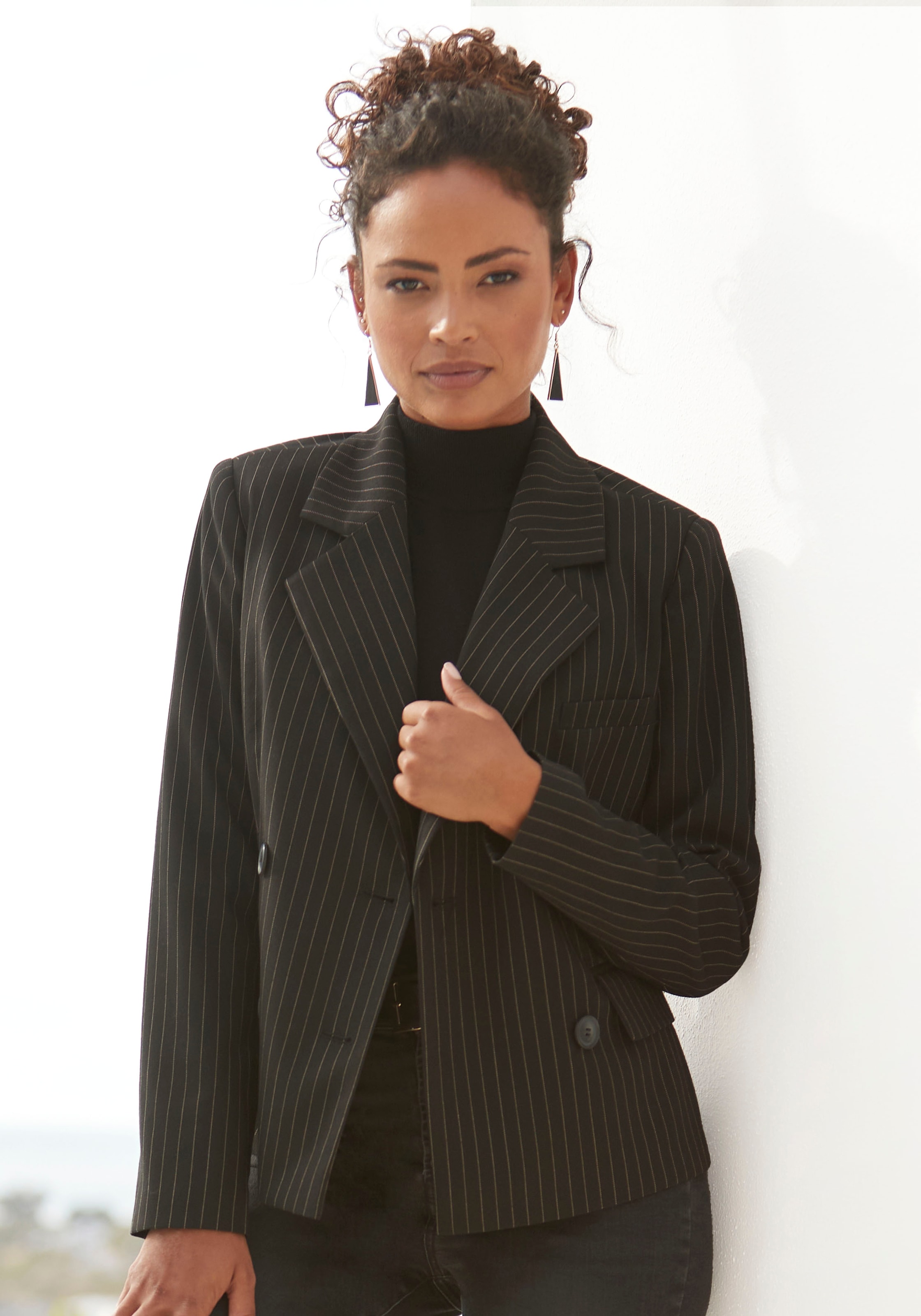Image of LASCANA Kurzblazer "mit zweireihiger Knopfleiste und Taschen" kurzer Damenblazer, eleganter Nadelstreifenblazer, Businessmode