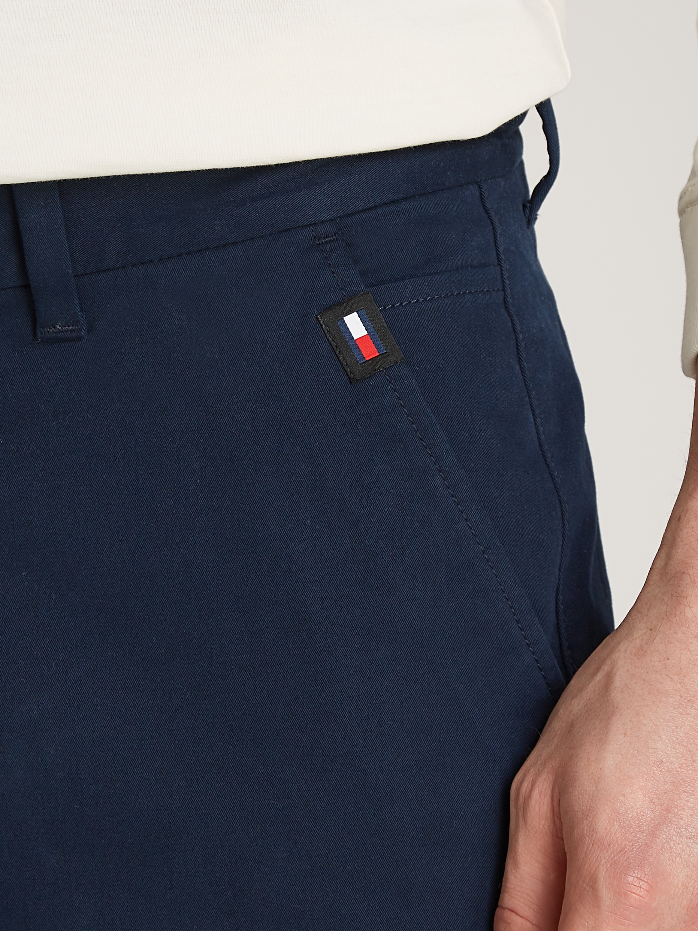 Tommy Jeans Chinohose »TJM AUSTIN CHINO«, Markenlogo an Gesäss- und Eingriffstasche