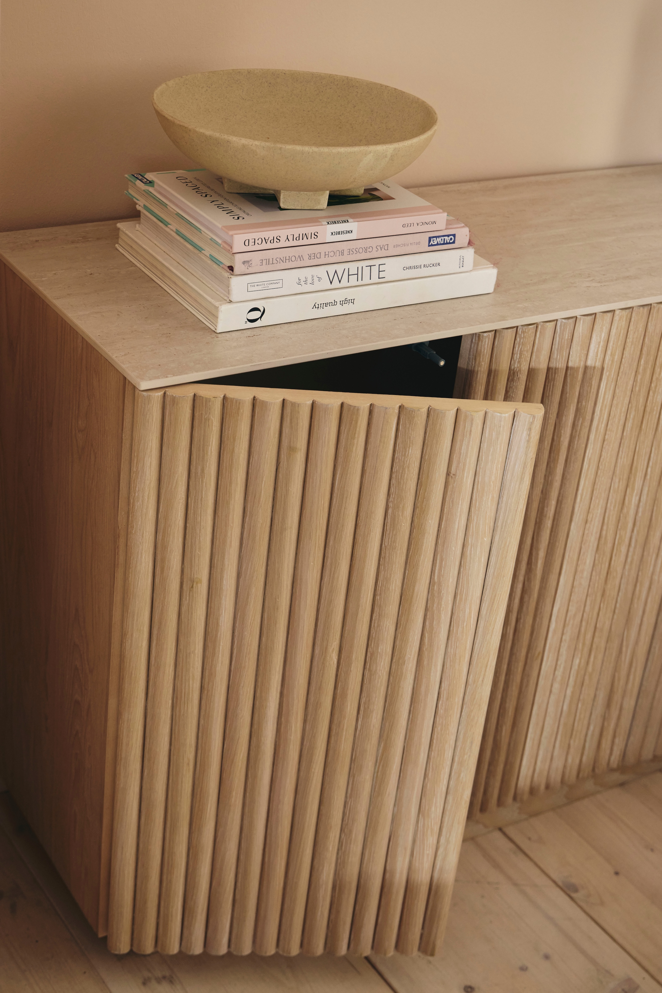 homsy by Ana Johnson Meuble TV »Solva« Holzoptik aus Esche, geriffelte Front, Keramikplatte, Breite 138 cm