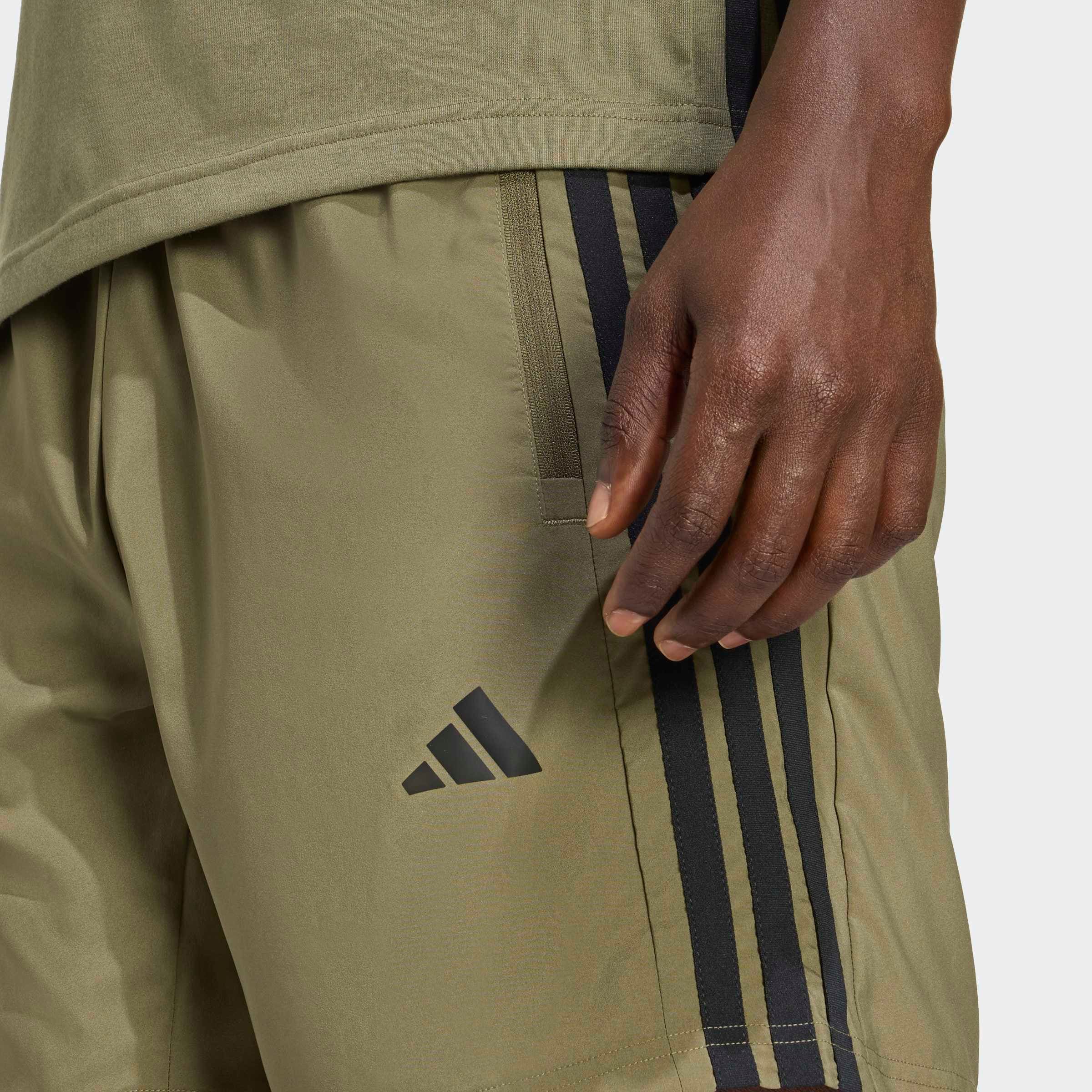 adidas Performance Short »WORKOUT ESSENTIALS BASE 3 STRIPES WOVEN«  pour fitness et mode sportive, coupe normale