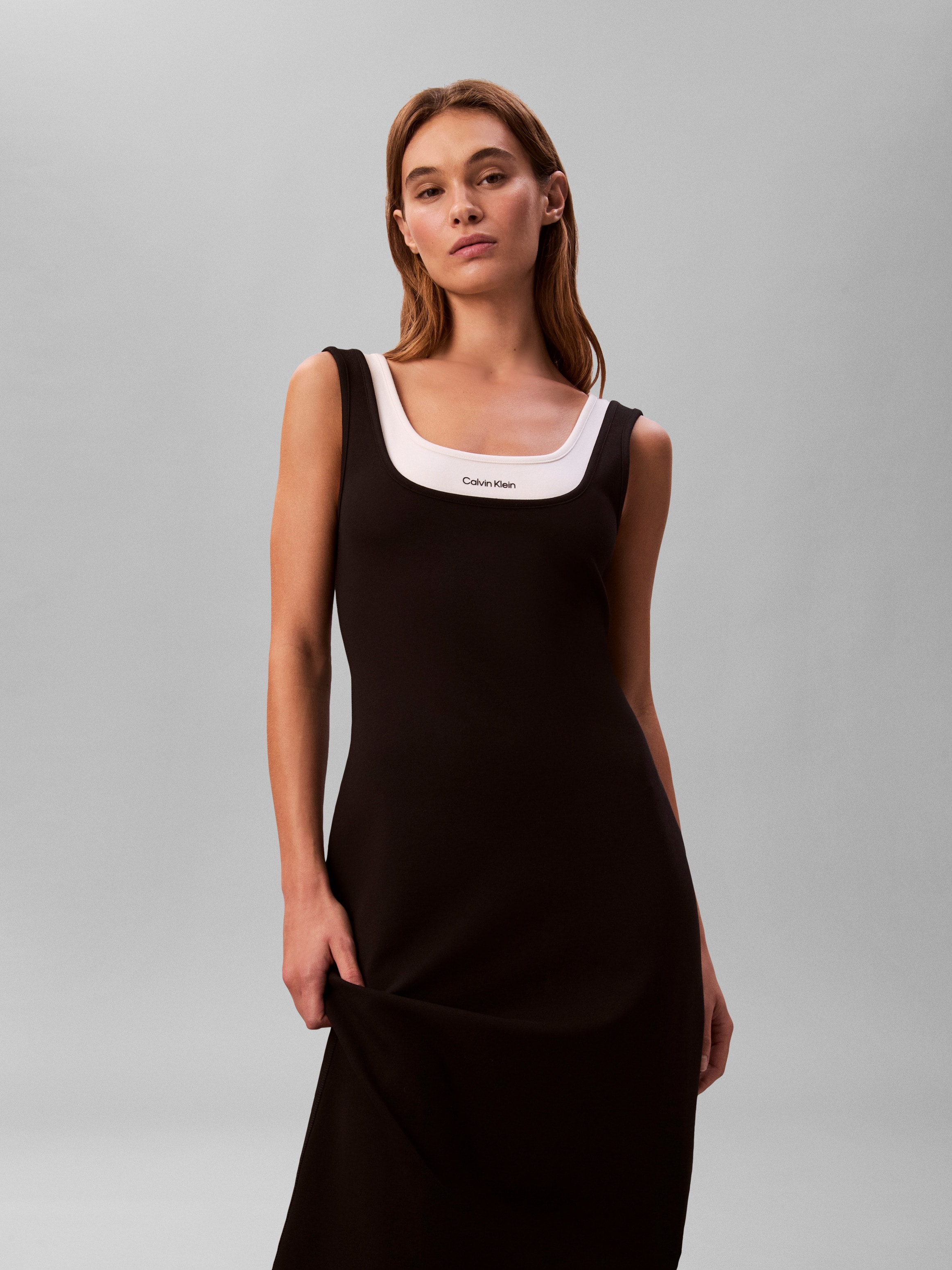 Calvin Klein Jeans Midikleid Ohne Tasche Körpernahe Passform mit tiefem Rundhalsausschnitt