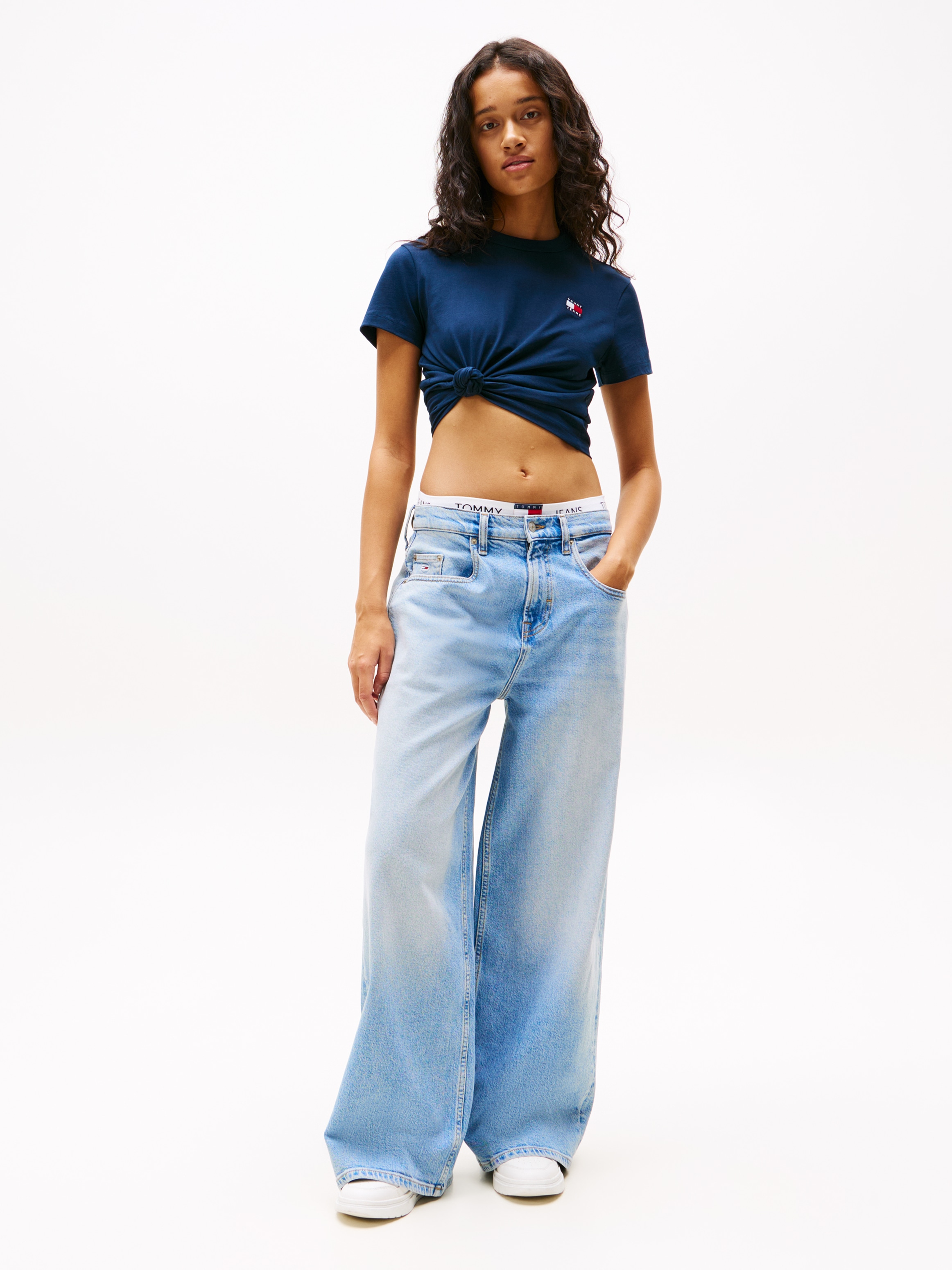 Tommy Jeans Loose-fit-Jeans »Charlie Mid Rise Lose Wide«, mit Logostickerei