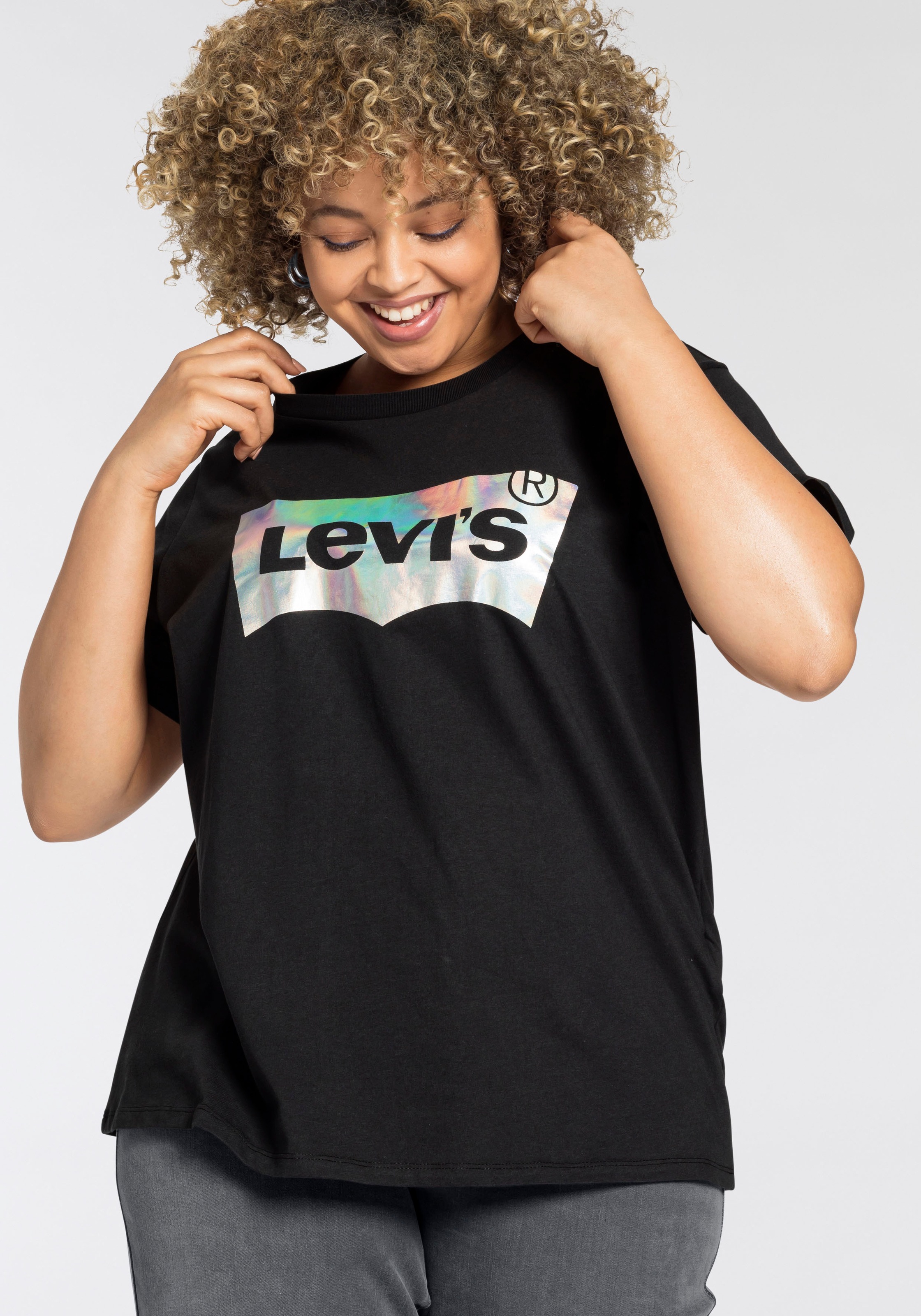Image of Levi's® Plus Kurzarmshirt »PL PERFECT TEE«, Markenlogo im holografischen Look bei Ackermann Versand Schweiz