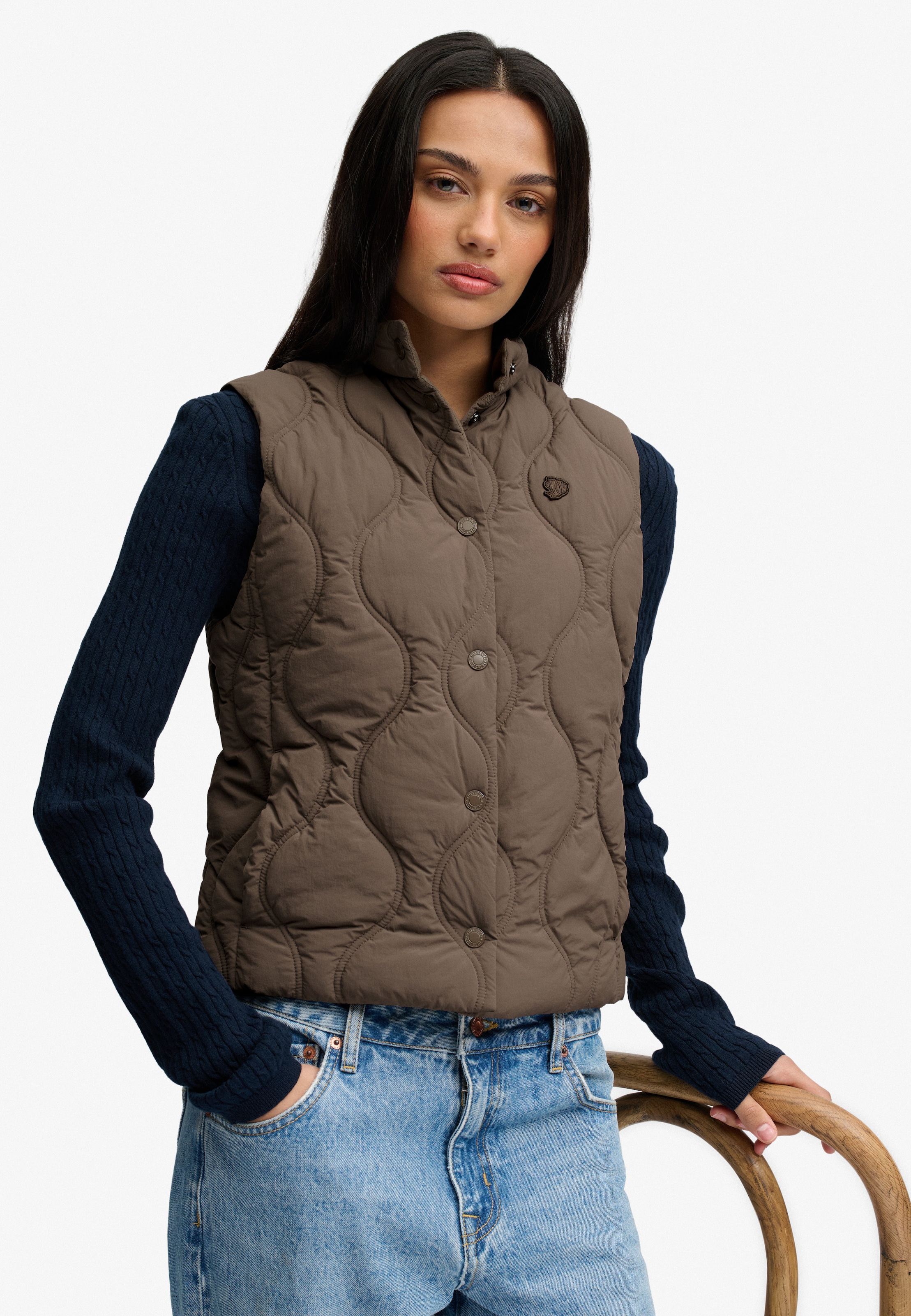 Superdry Gilet matelassé »ONION QUILT CRINKLE SNAP GILET« En nylon, coupe slim, avec fermeture éclair, longueur normale