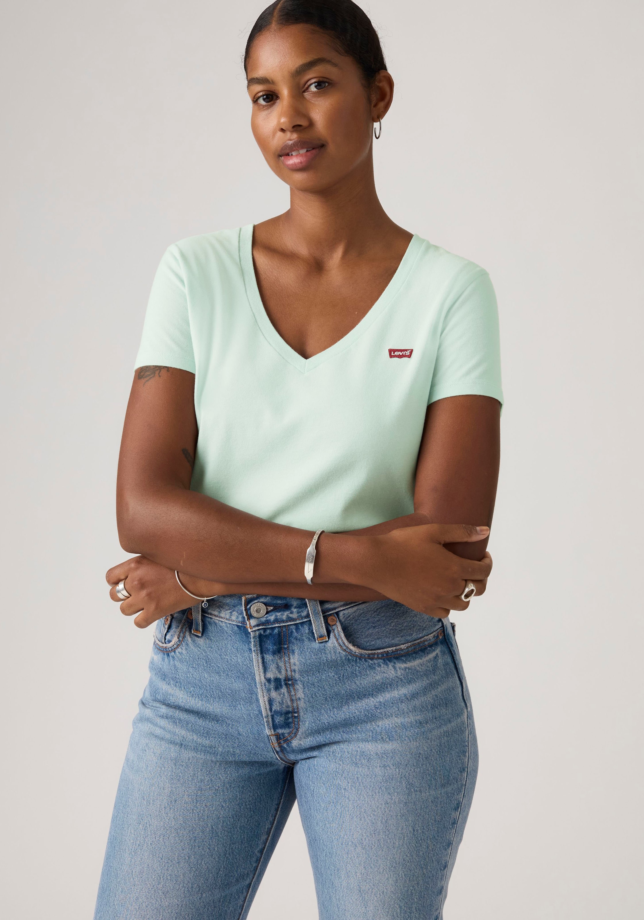 Levi's® T-shirt en V »Perfect Tee« mit kleinem Batwing- Logo