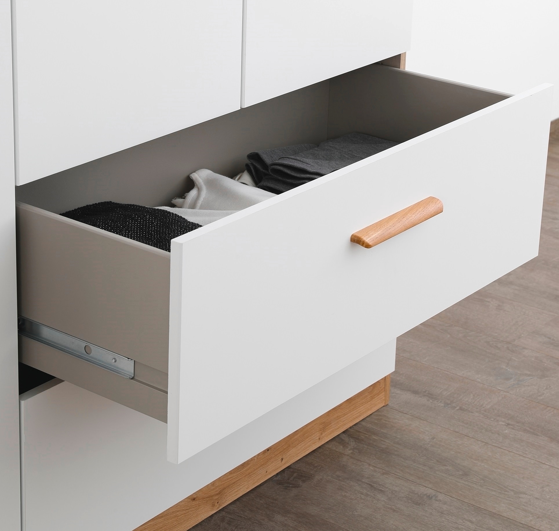 rauch Kleiderschrank »Drehtürenschrank Schrank Garderobe Ankleide SKANDI BY QUADRA SPIN« Breiten: 181/226/271 cm, Höhe 210 cm,  im Landhaus-Stil mit Massivholzgriffen aus Wildeiche, mit Schubladen