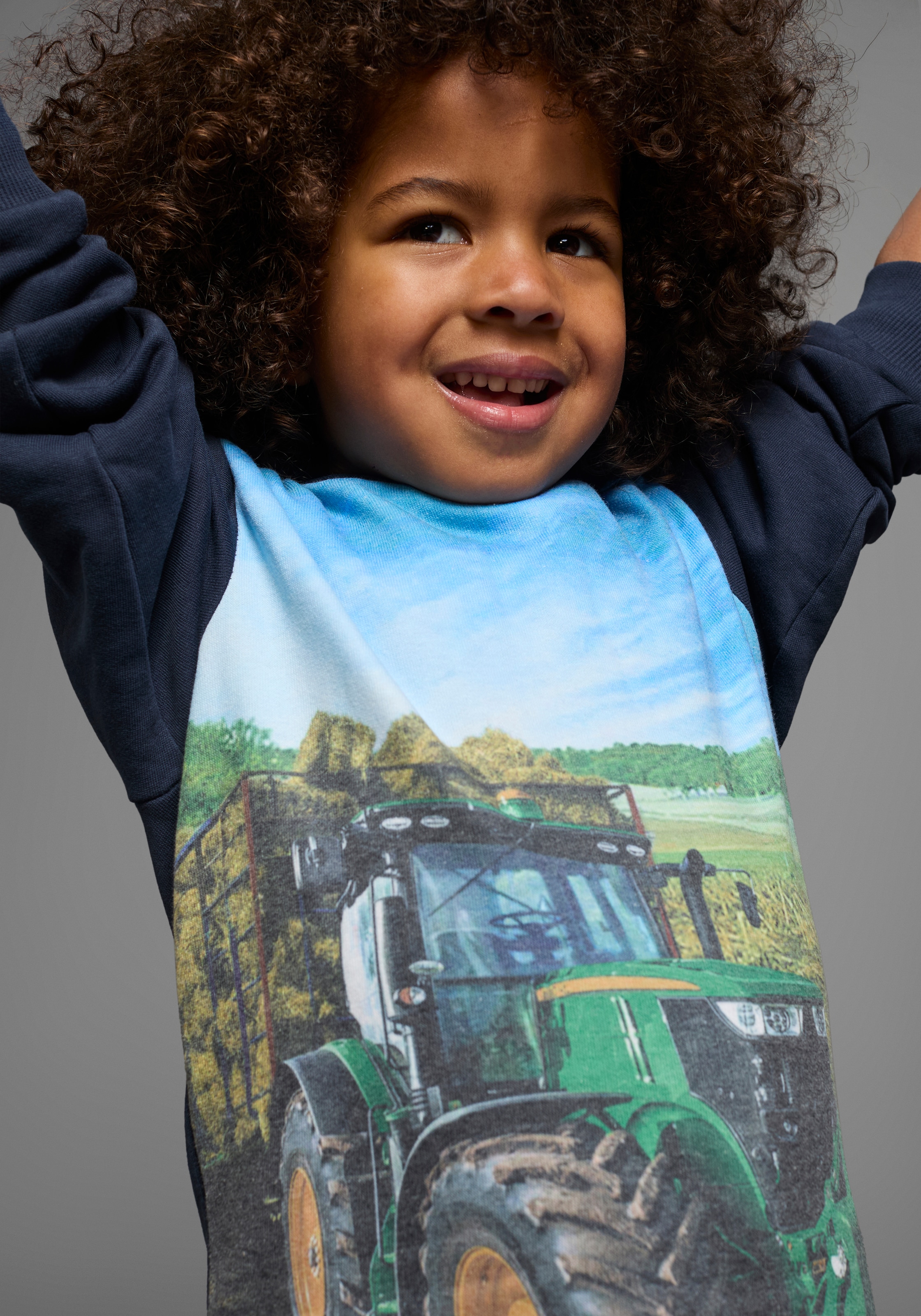 Image of KIDSWORLD Kapuzensweatshirt "Traktor - Fotodruck", bedrucktes Design, aus angerauter Sweatware, mit Rippbündchen